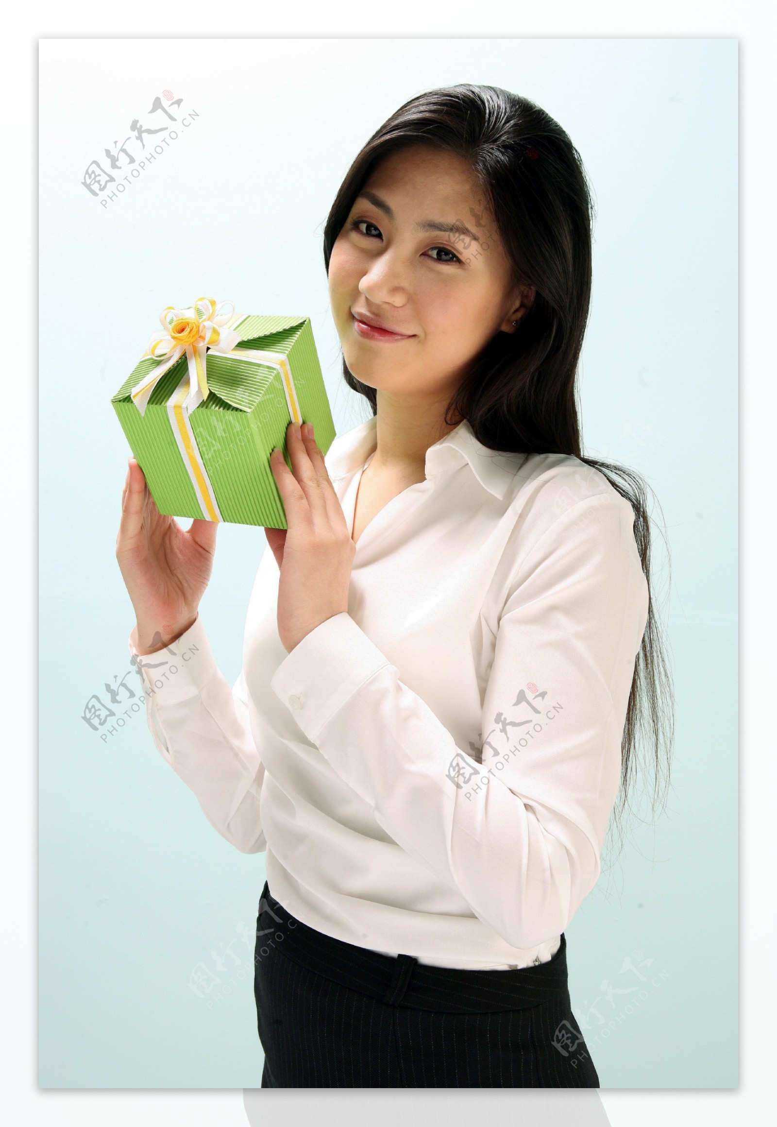 手捧礼物的职业女性图片