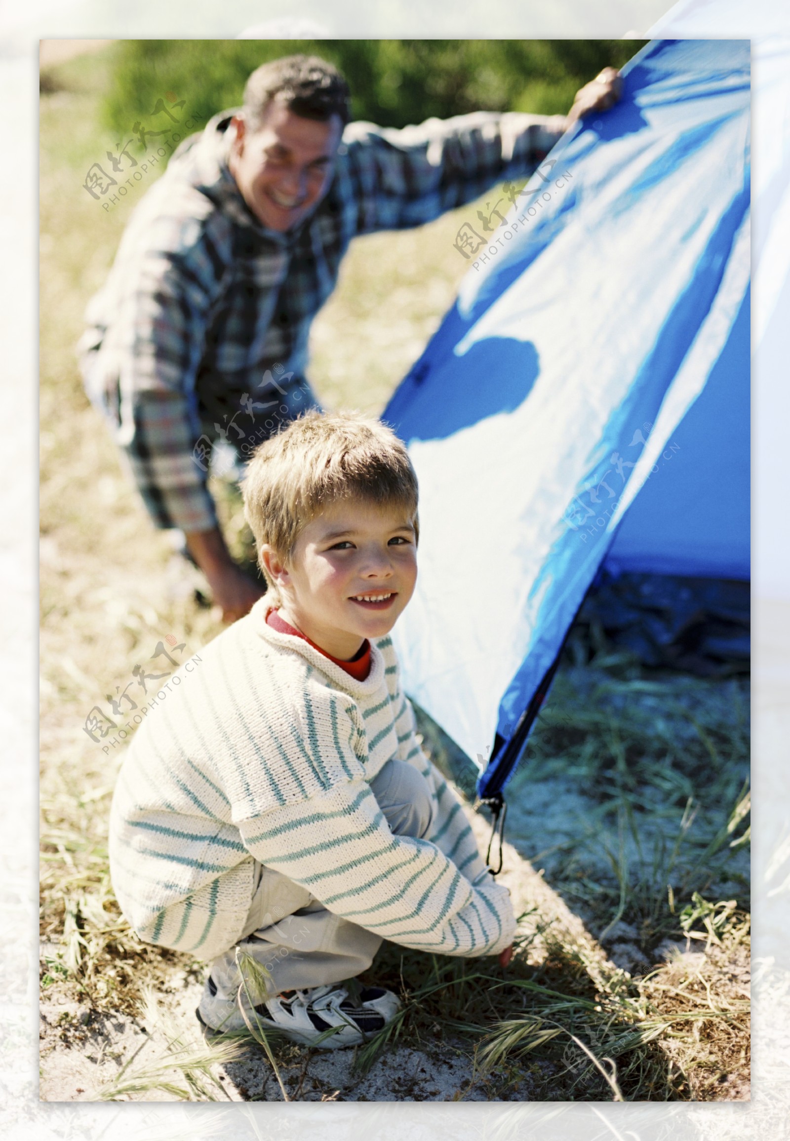 跟父亲一起搭帐篷的小男孩图片