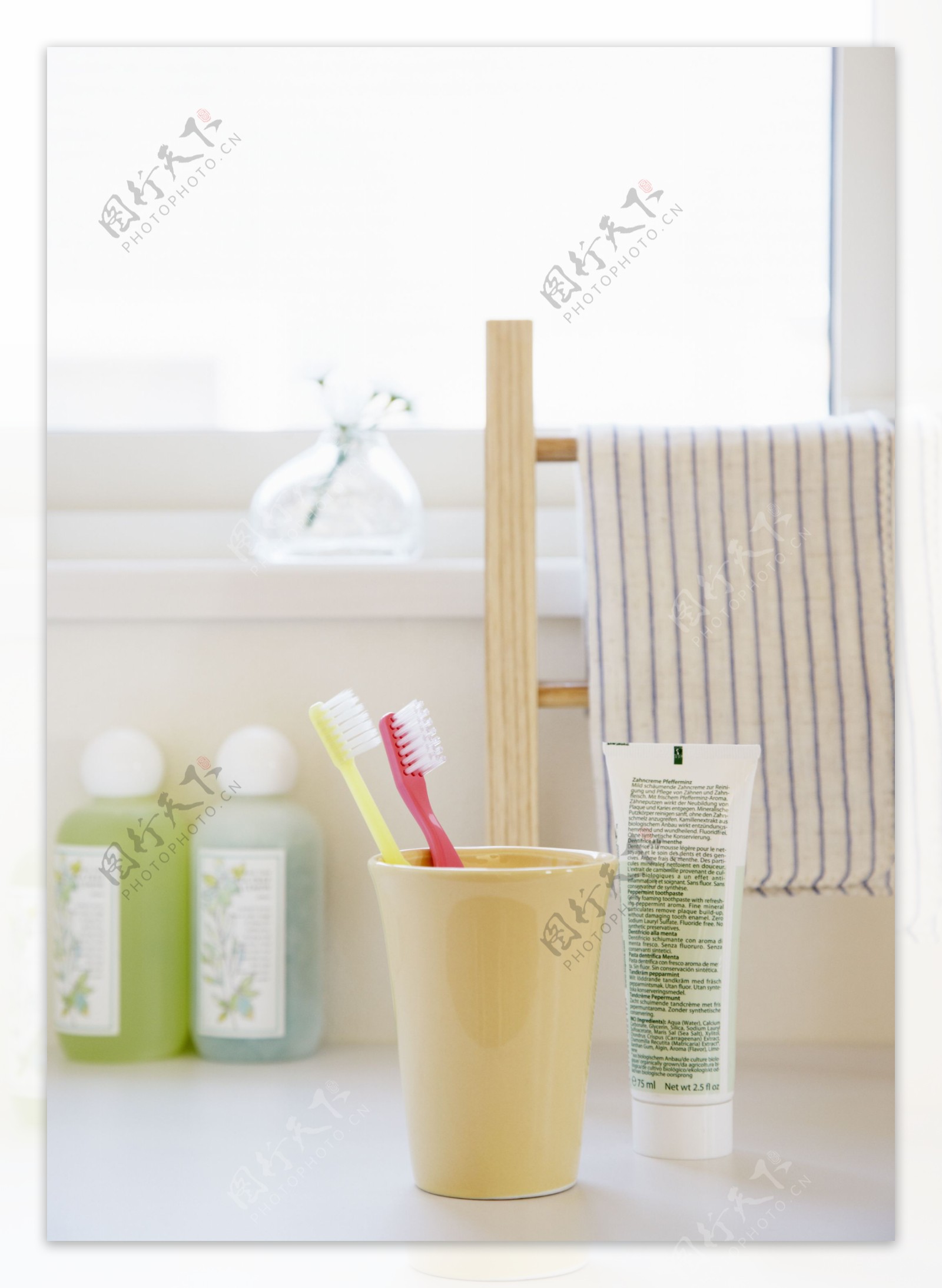 洗涮间内牙刷及杯子图片