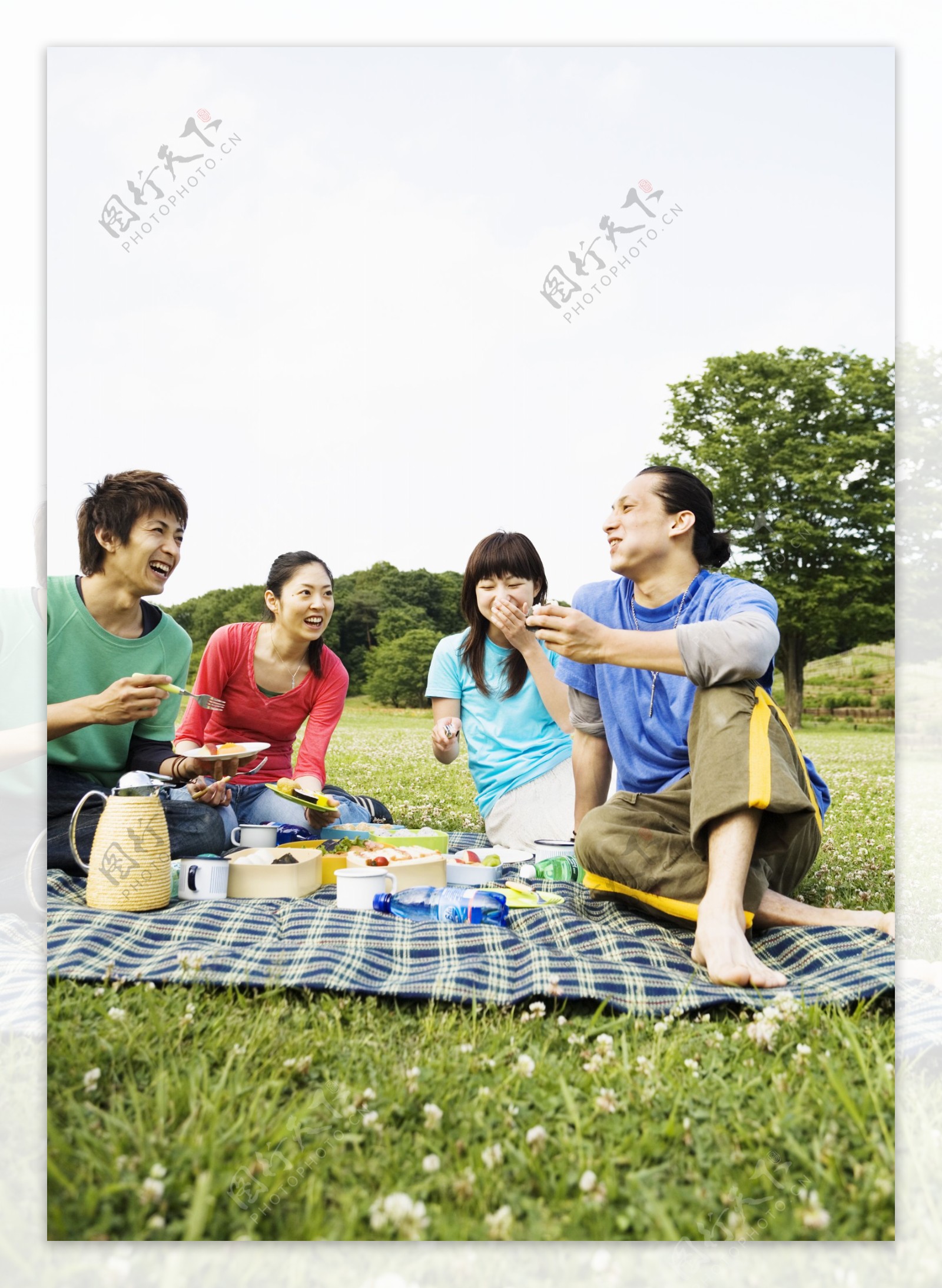 野餐的时尚青年图片