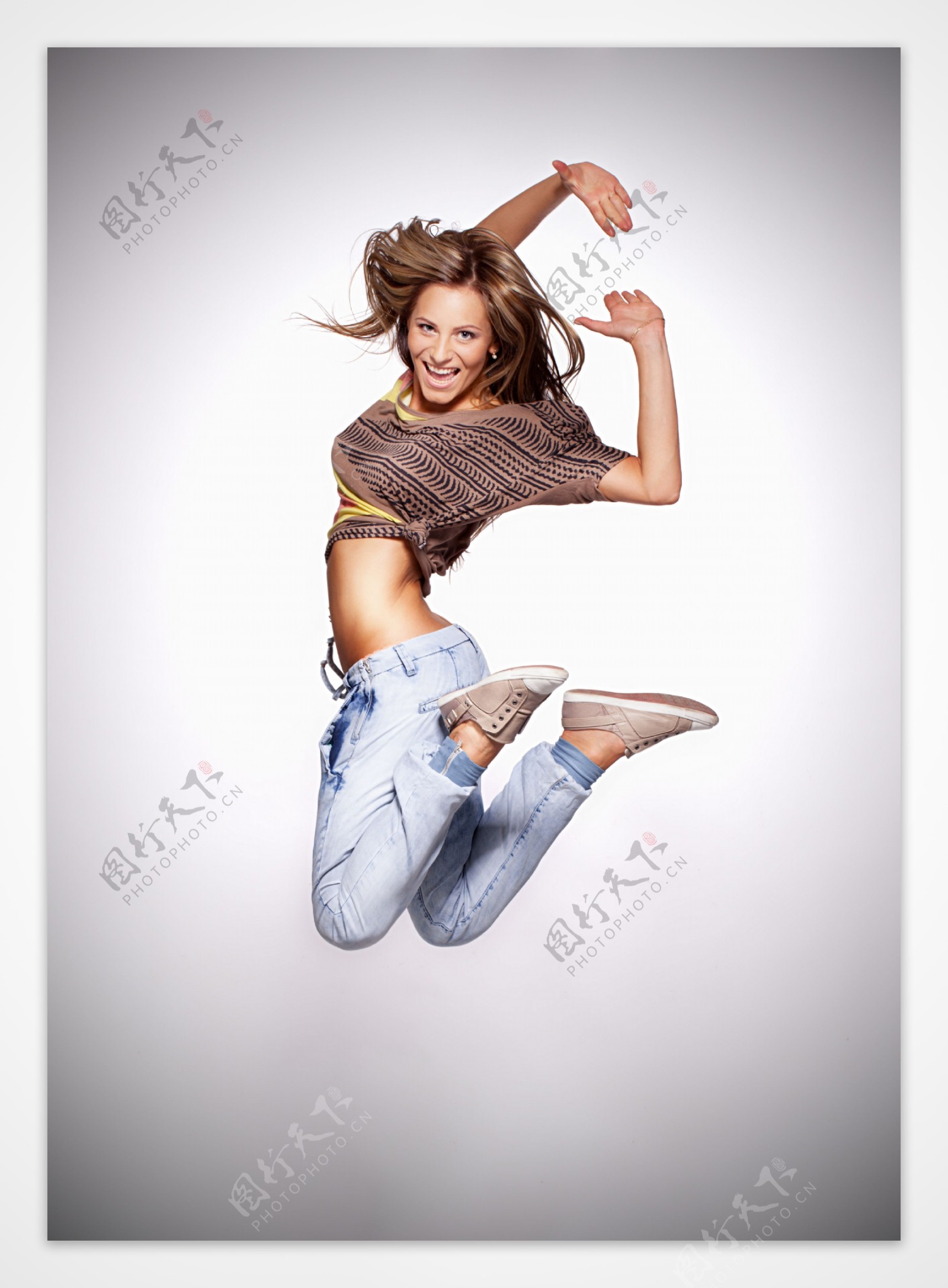 跳跃的女人图片
