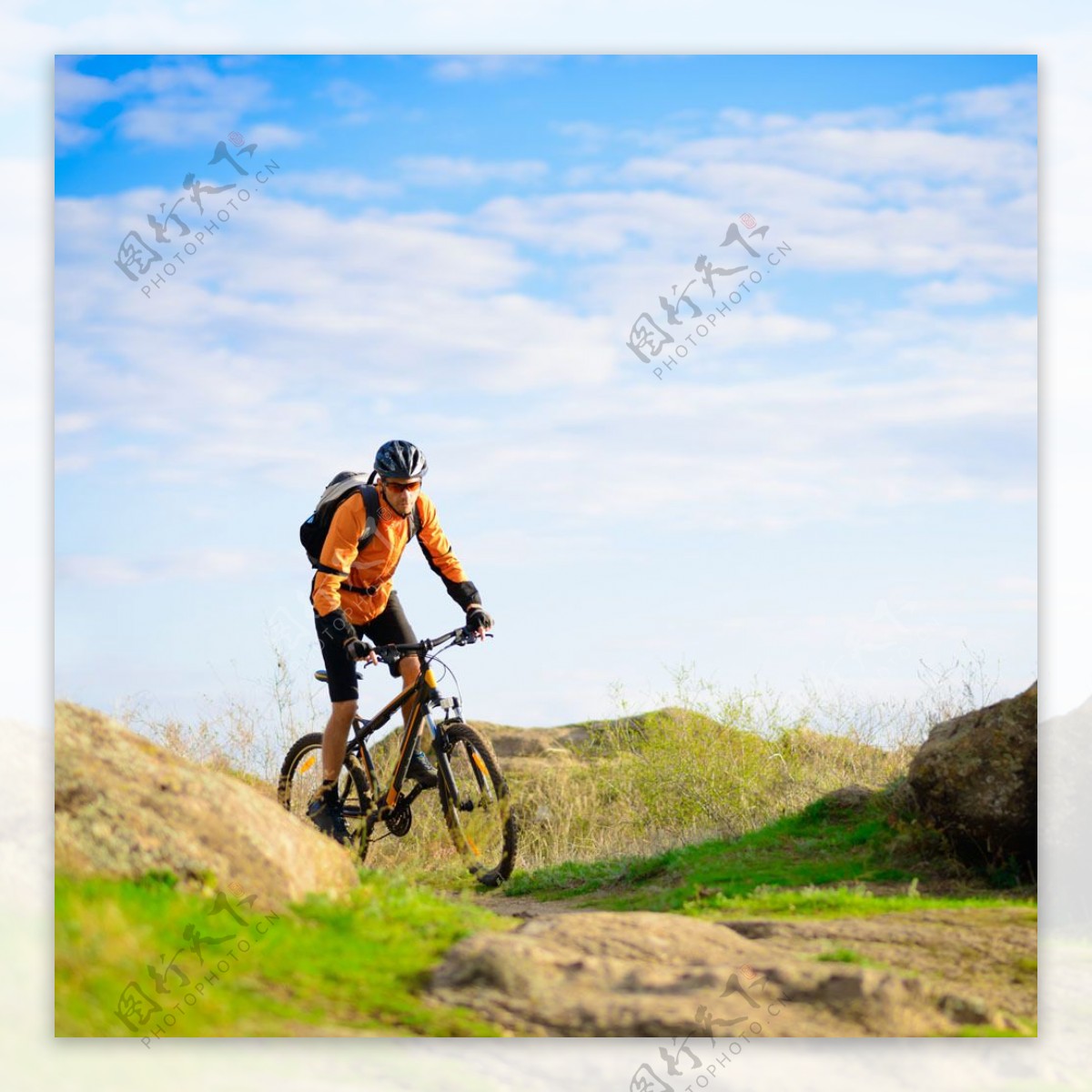 亚洲男人在早上骑公路自行车。他在一条森林道路上。照片摄影图片_ID:316200061-Veer图库