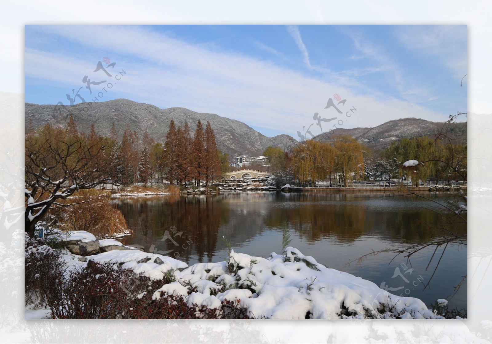 美丽的冬季湖泊风景图片