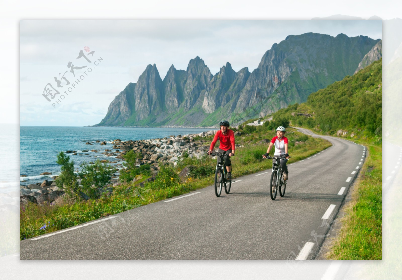 海岸公路风景与自行车运动员