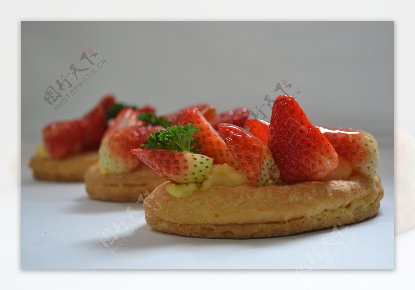 草莓面包图片