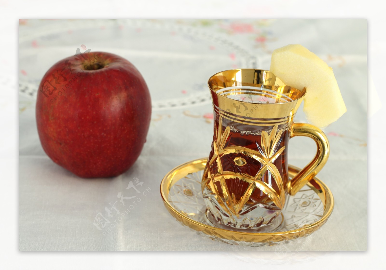 一杯红茶和苹果