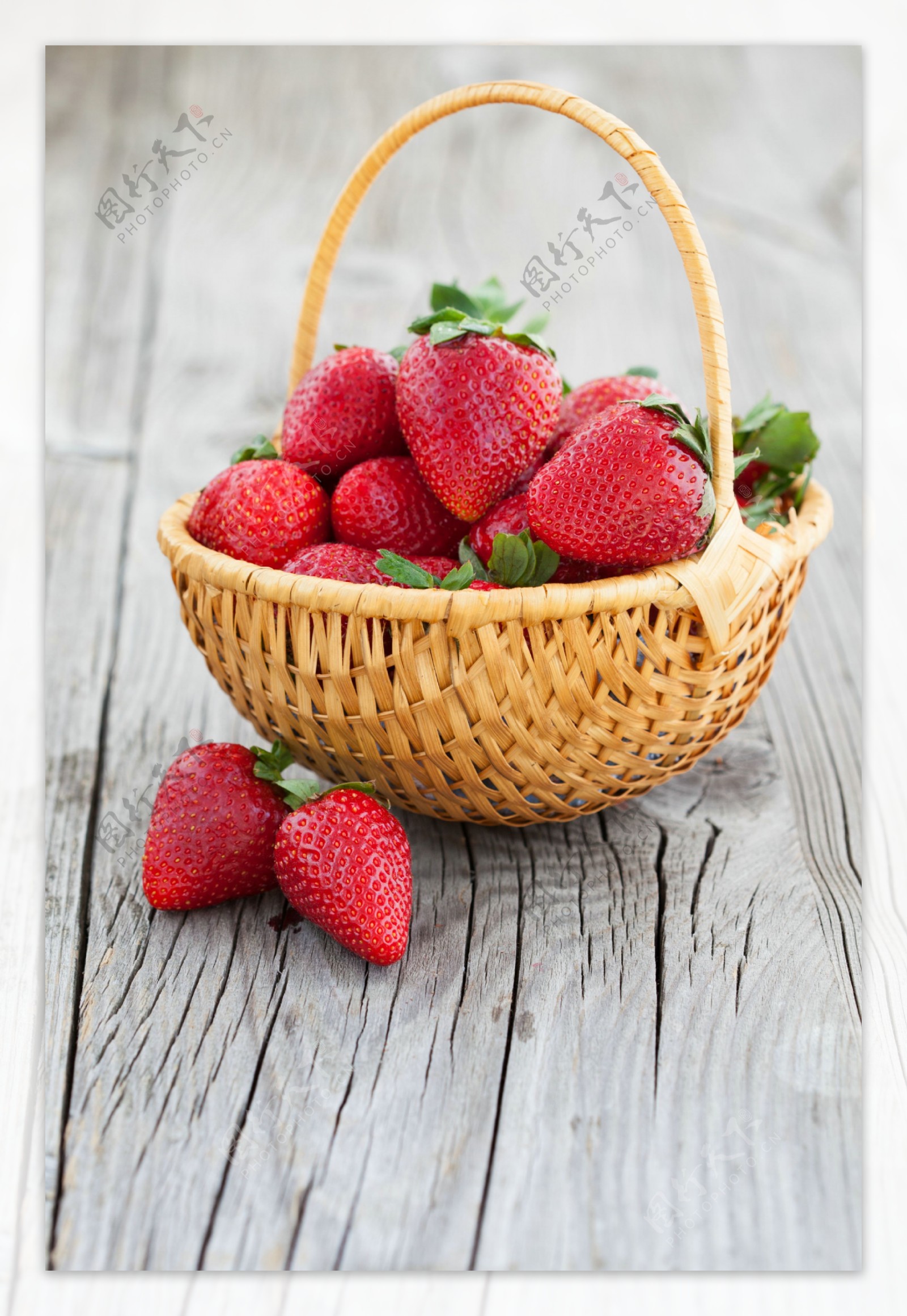 手提篮子里的草莓