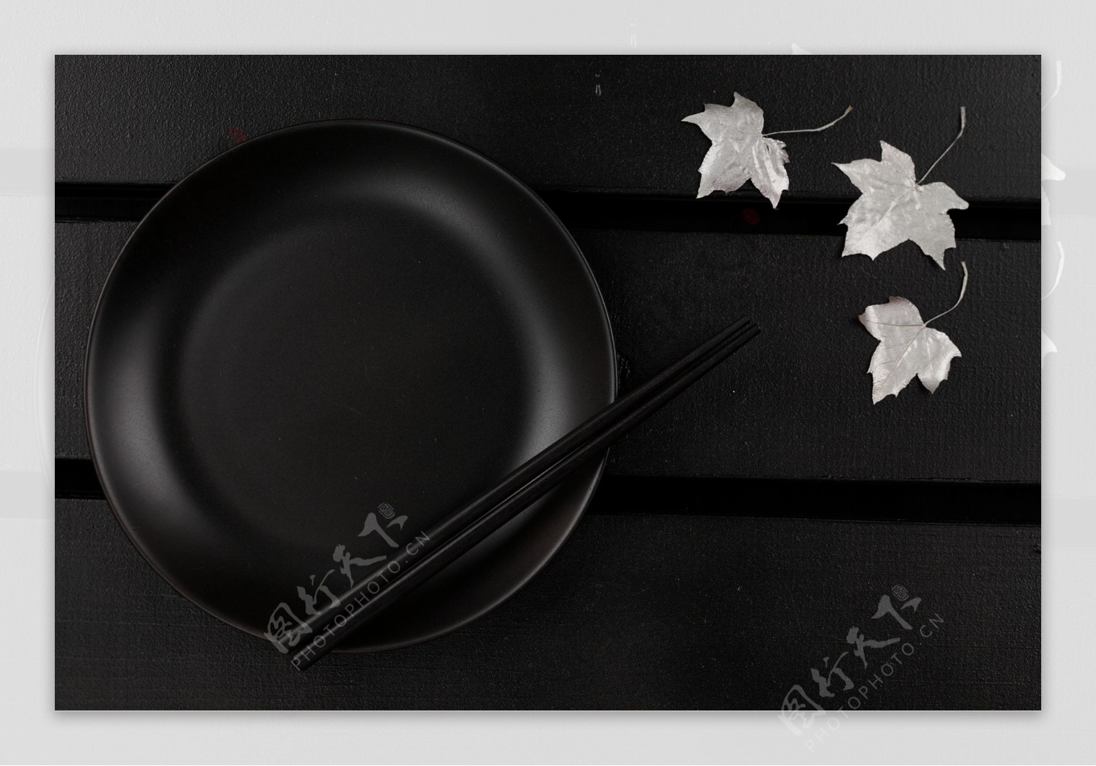铁锅和筷子枫叶