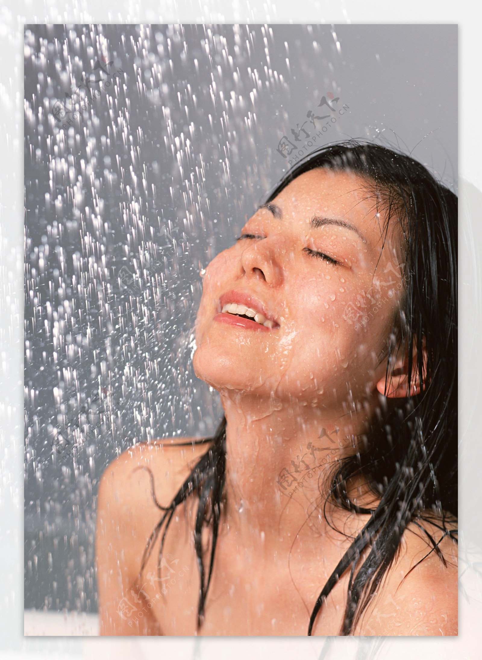 享受淋浴的女人图片