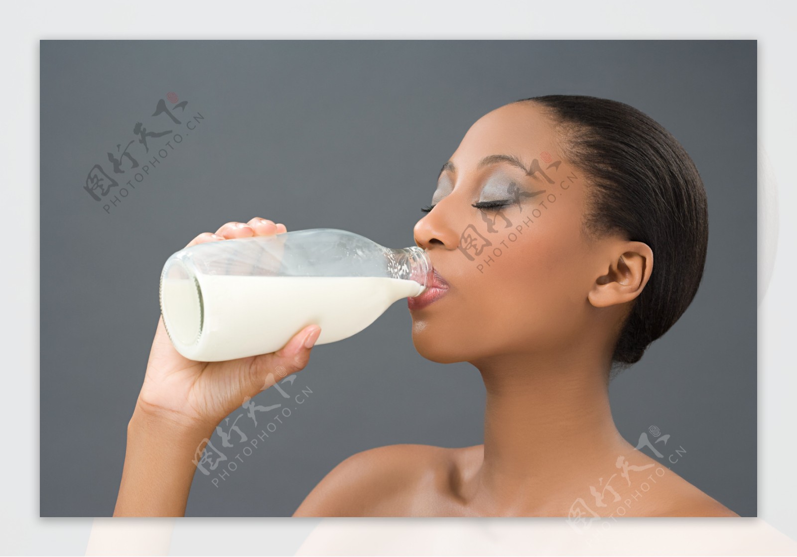 正在喝牛奶的美女图片