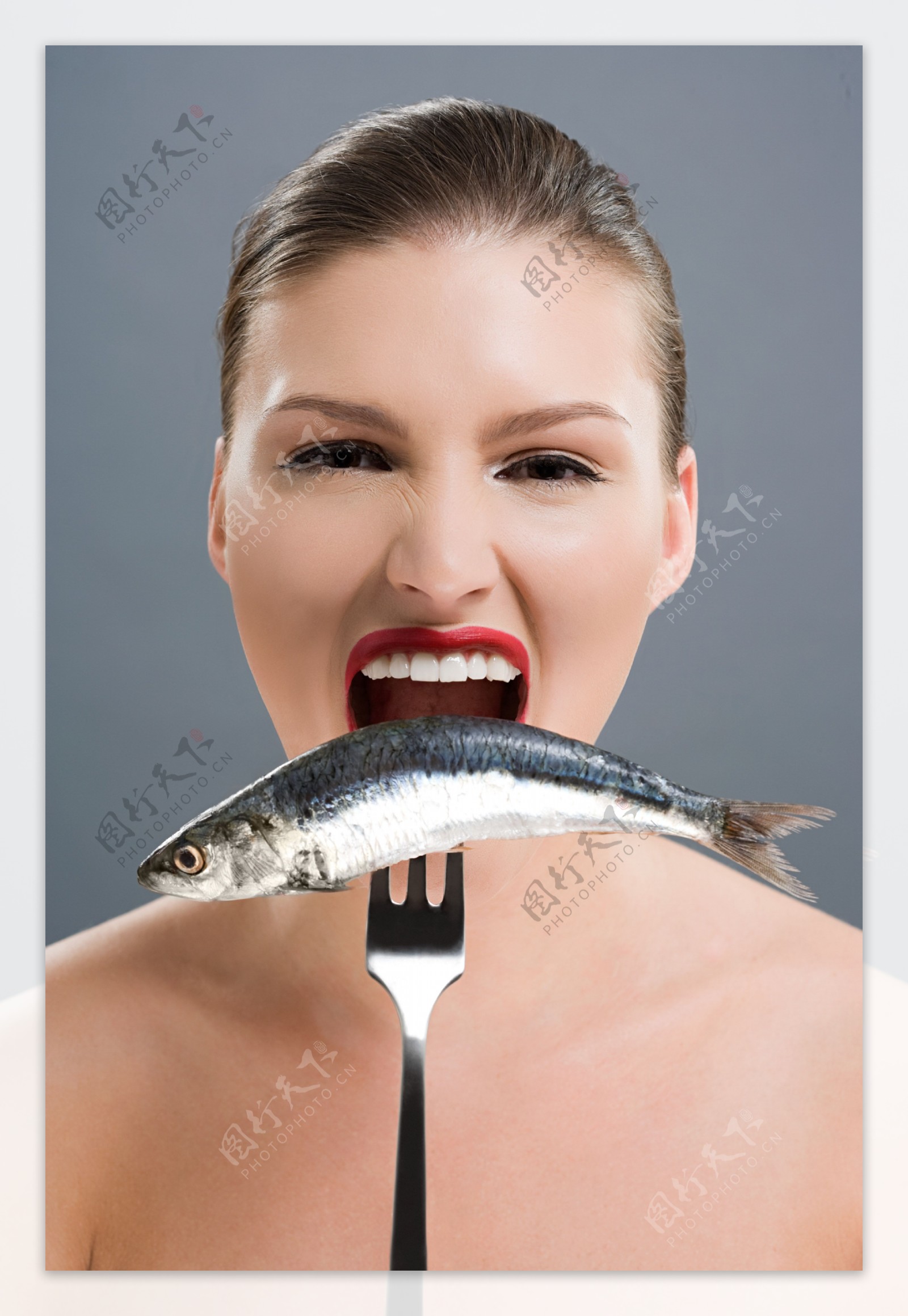 吃鱼的美女图片