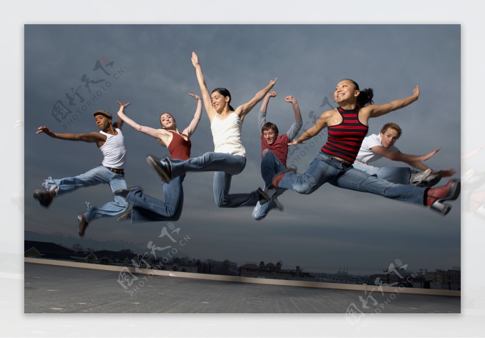 跳跃的外国青年男女图片