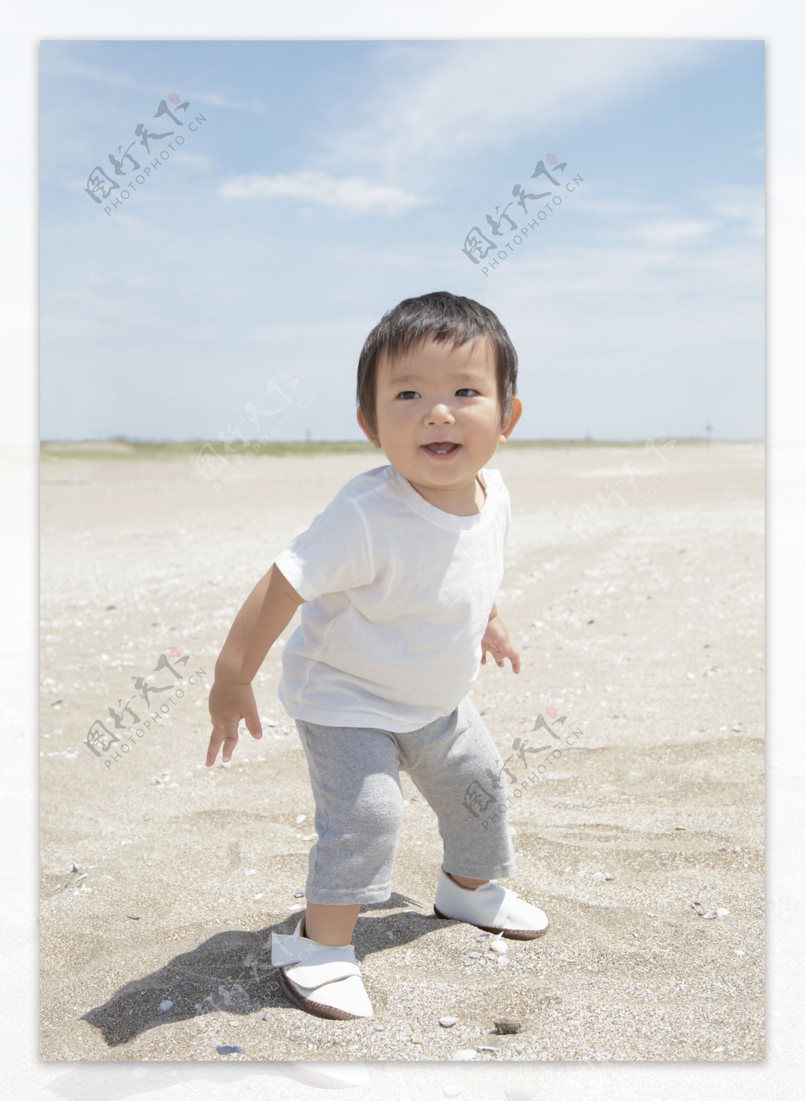 沙滩上的健康小宝宝图片