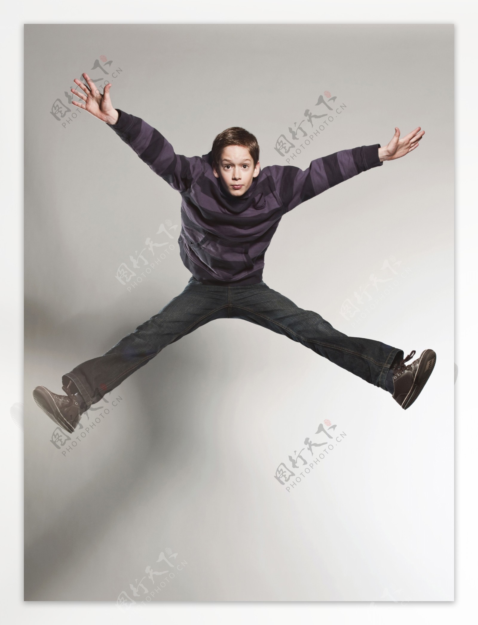 腾空跳跃的外国男孩图片