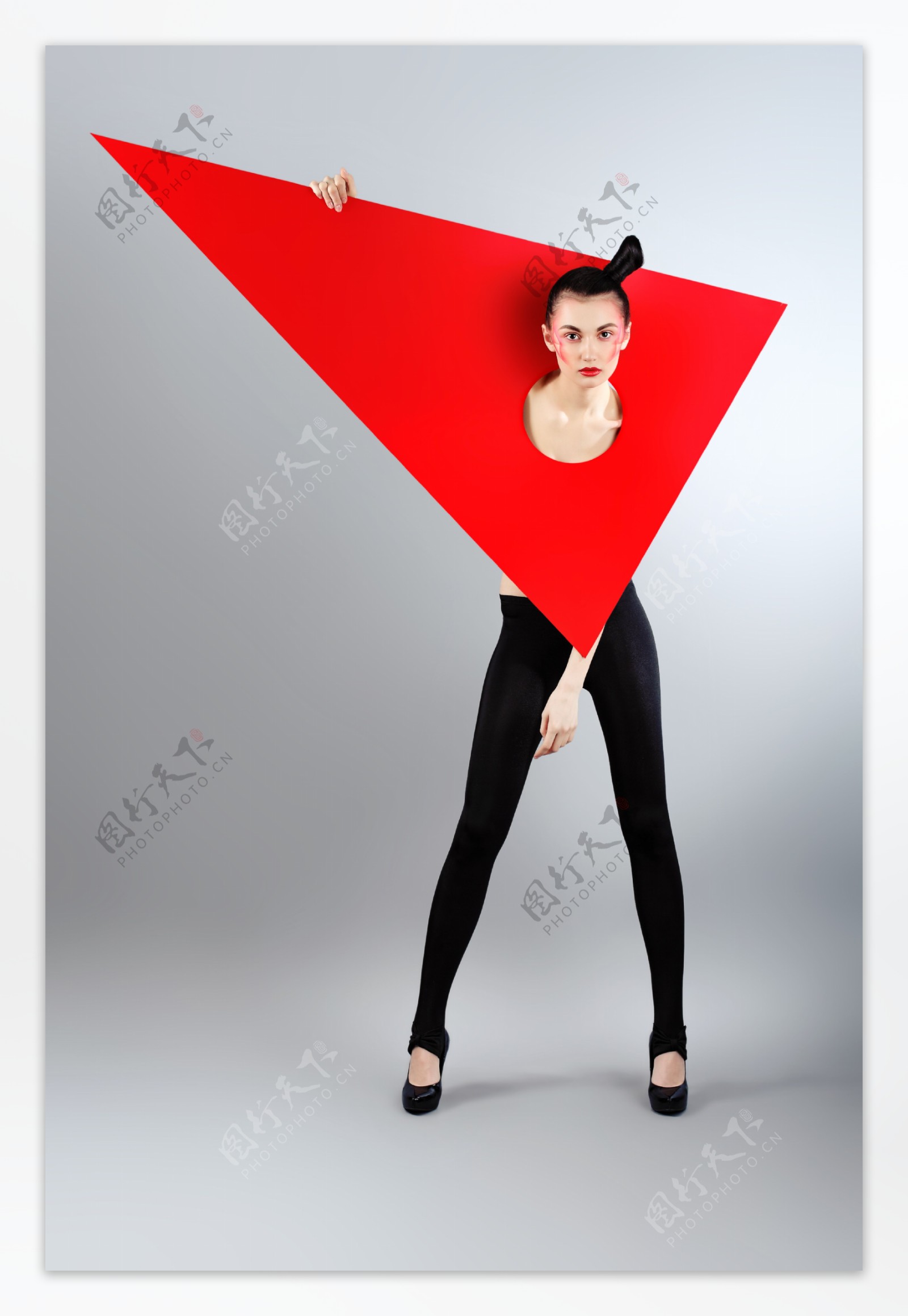 三角形纸卡与性感美女图片