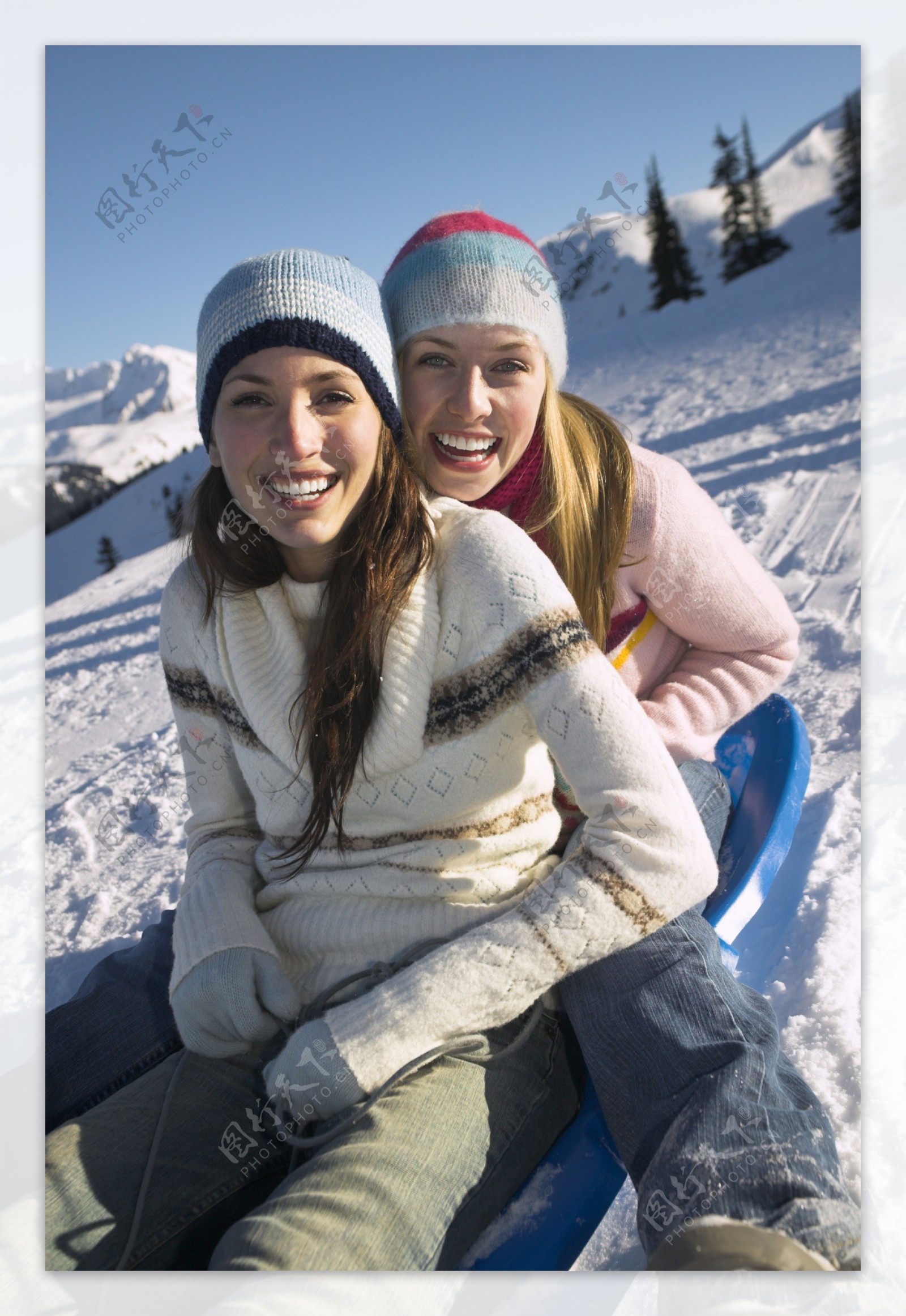 坐在雪板上的两个外国美女图片