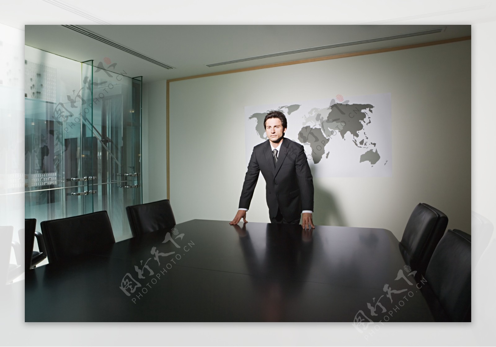 会议室站着的男士图片