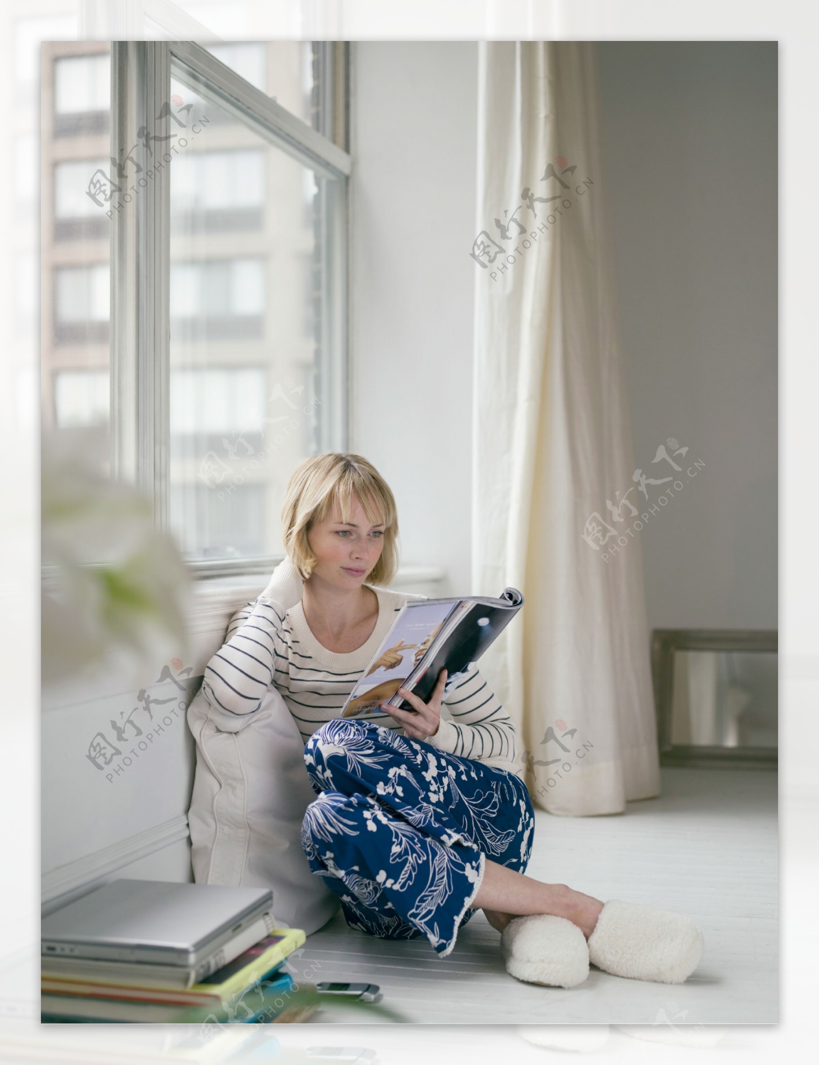 坐着室内看书的外国女人图片