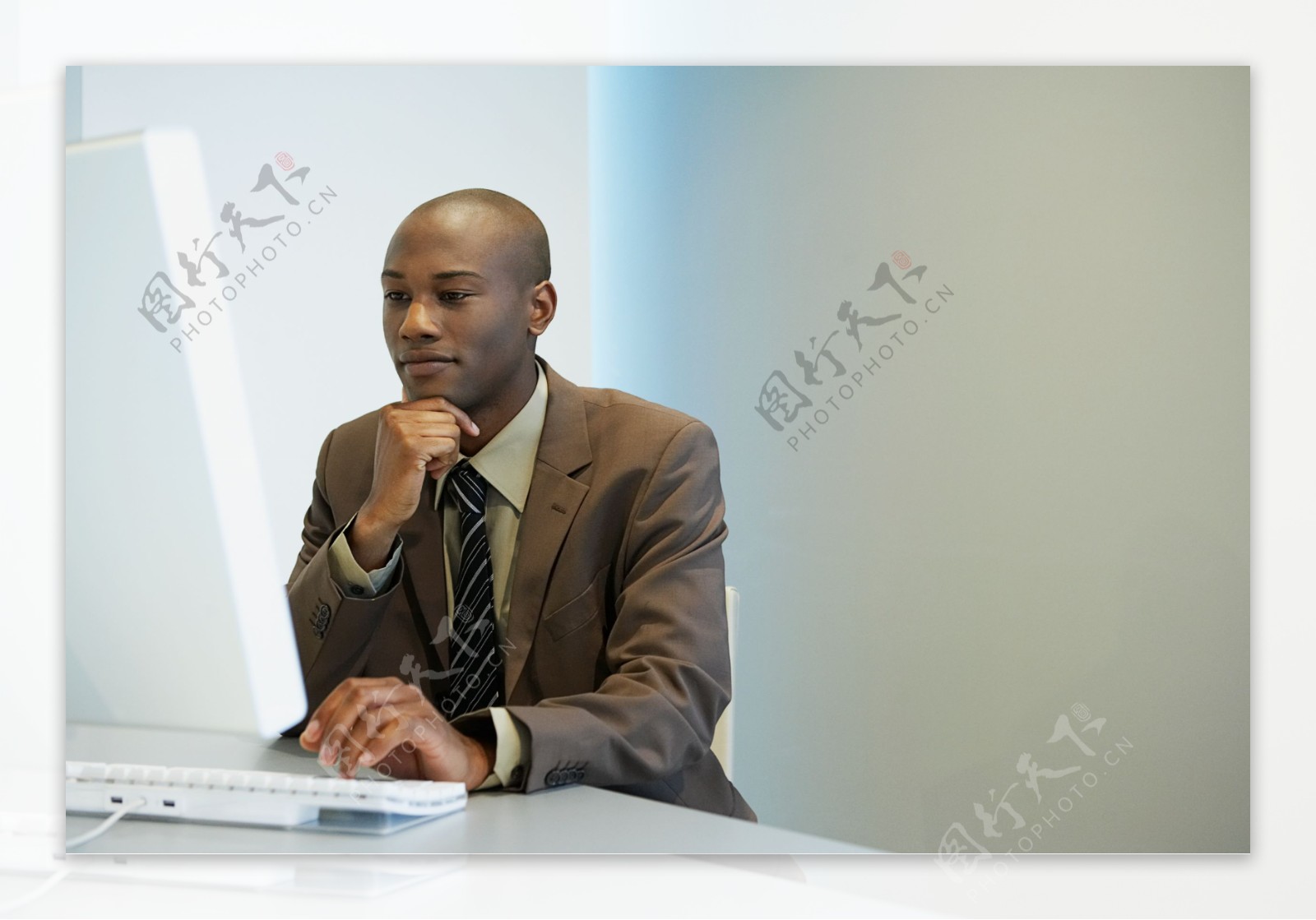 办公时的外国黑人商务男性图片