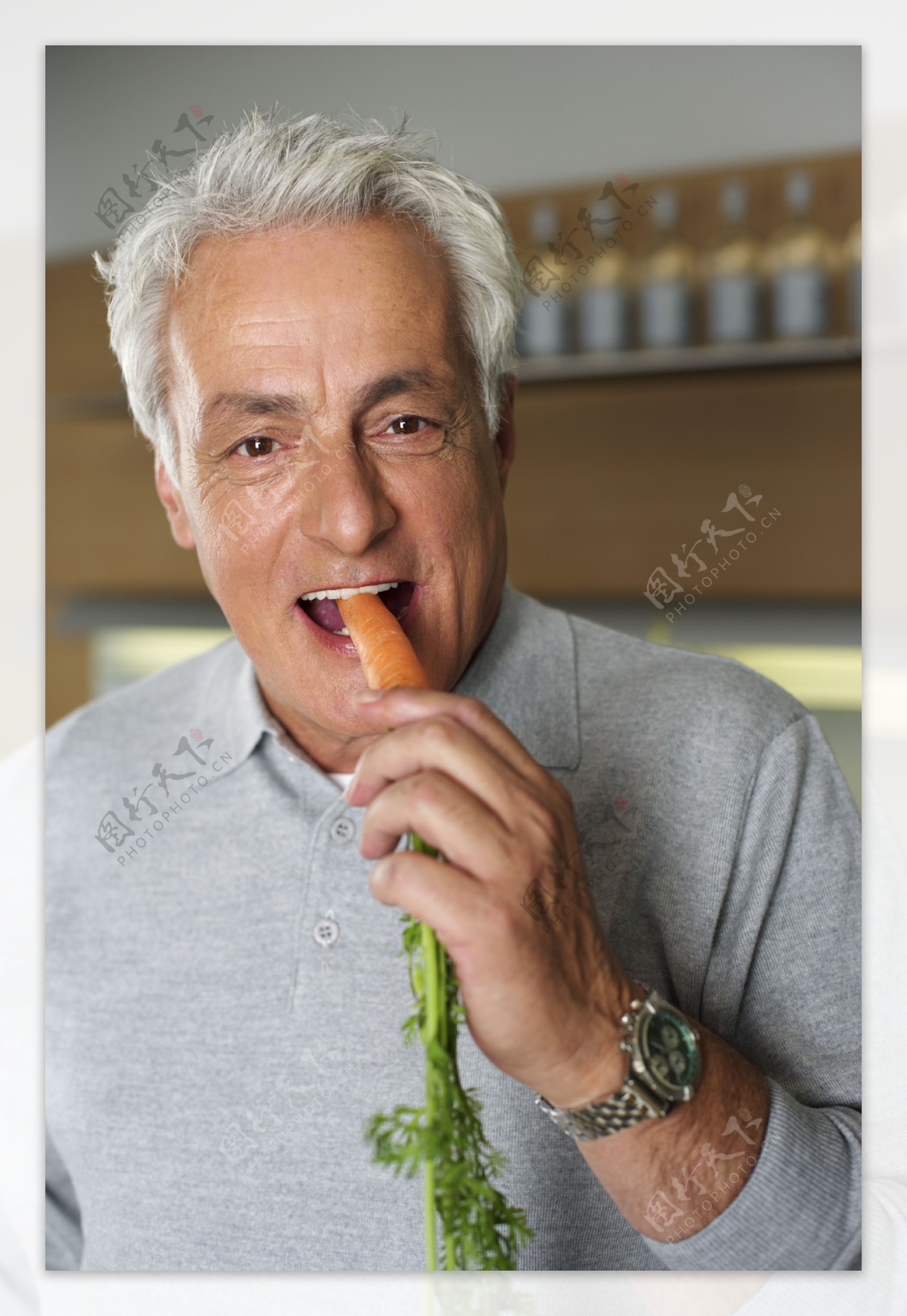 吃胡萝卜的男士图片