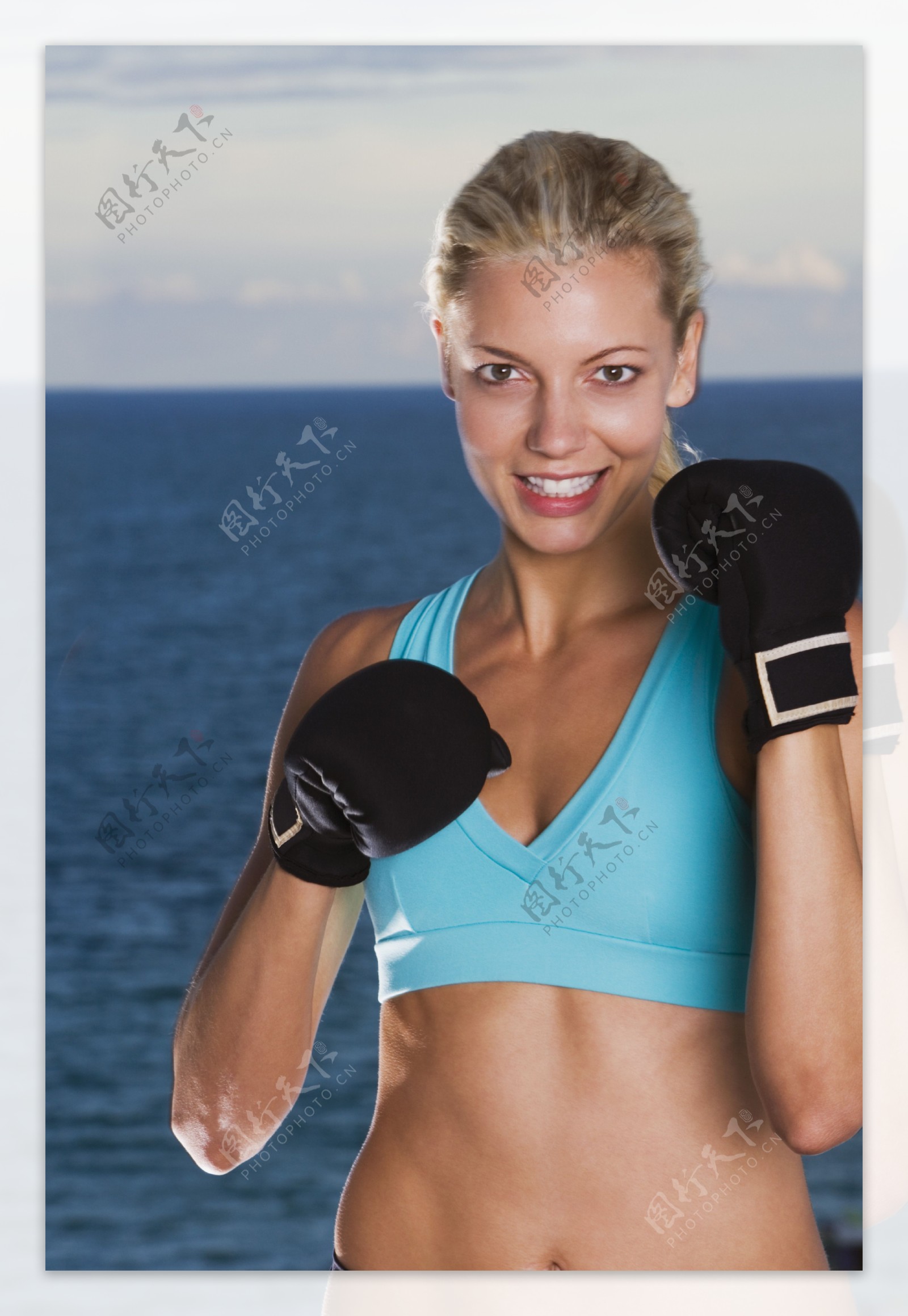 拳击手套美女图片