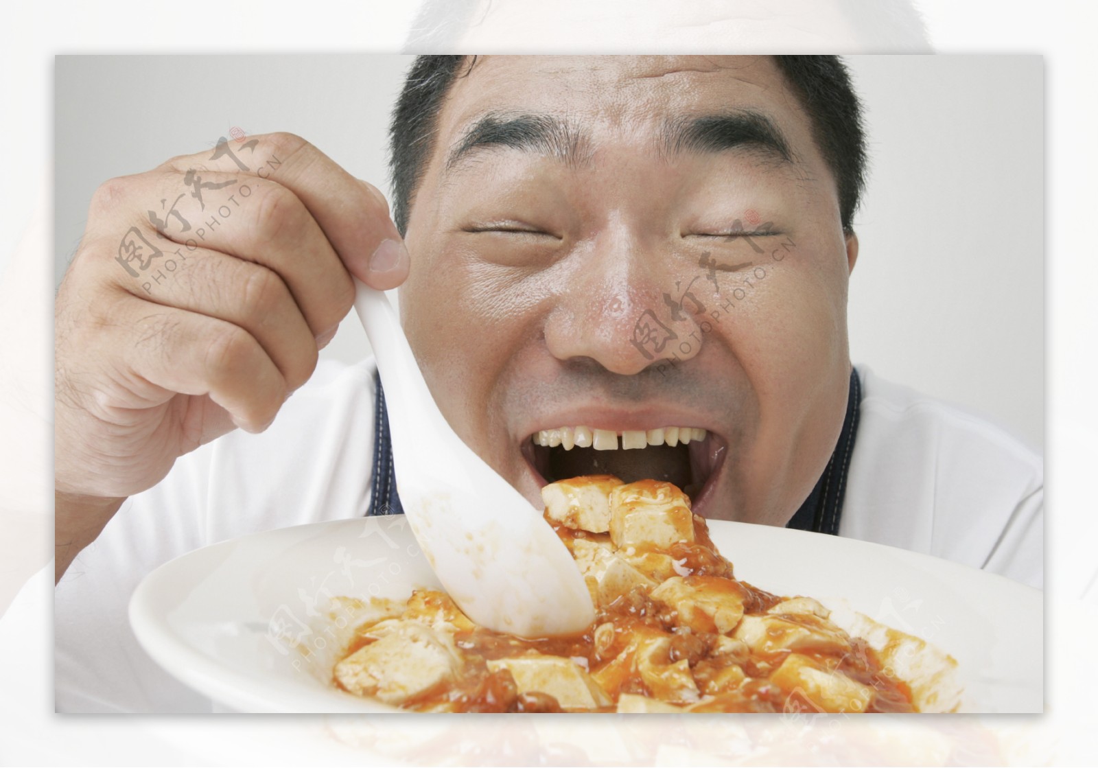 正在吃麻辣豆腐的男人图片