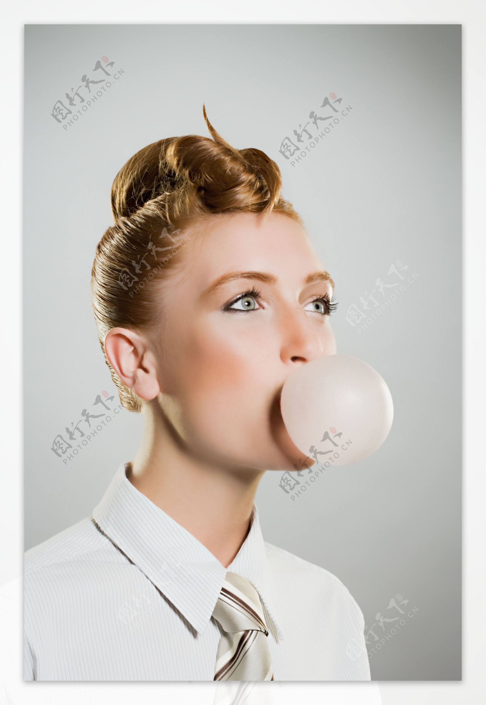 吹泡泡糖的白领美女图片