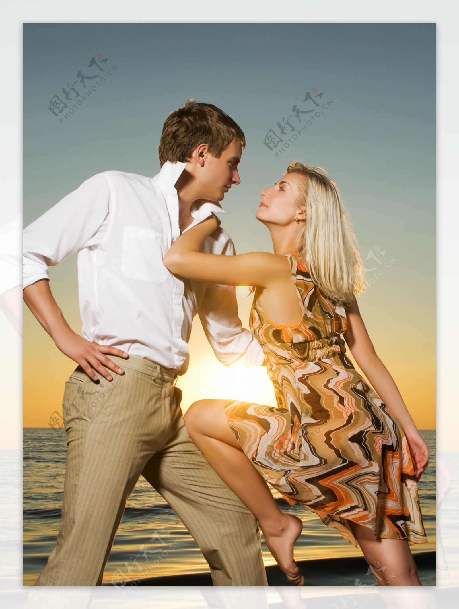 海边跳舞的夫妻图片