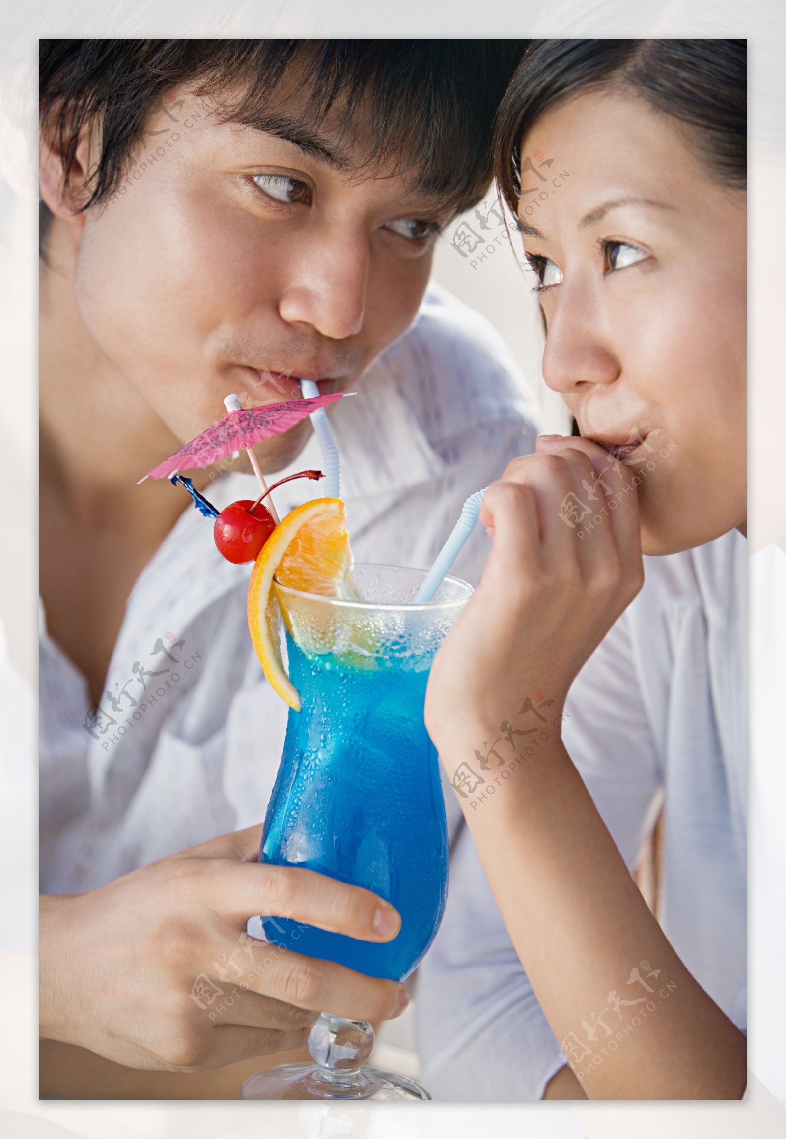 一起喝蓝色果汁面带微笑的情侣图片图片