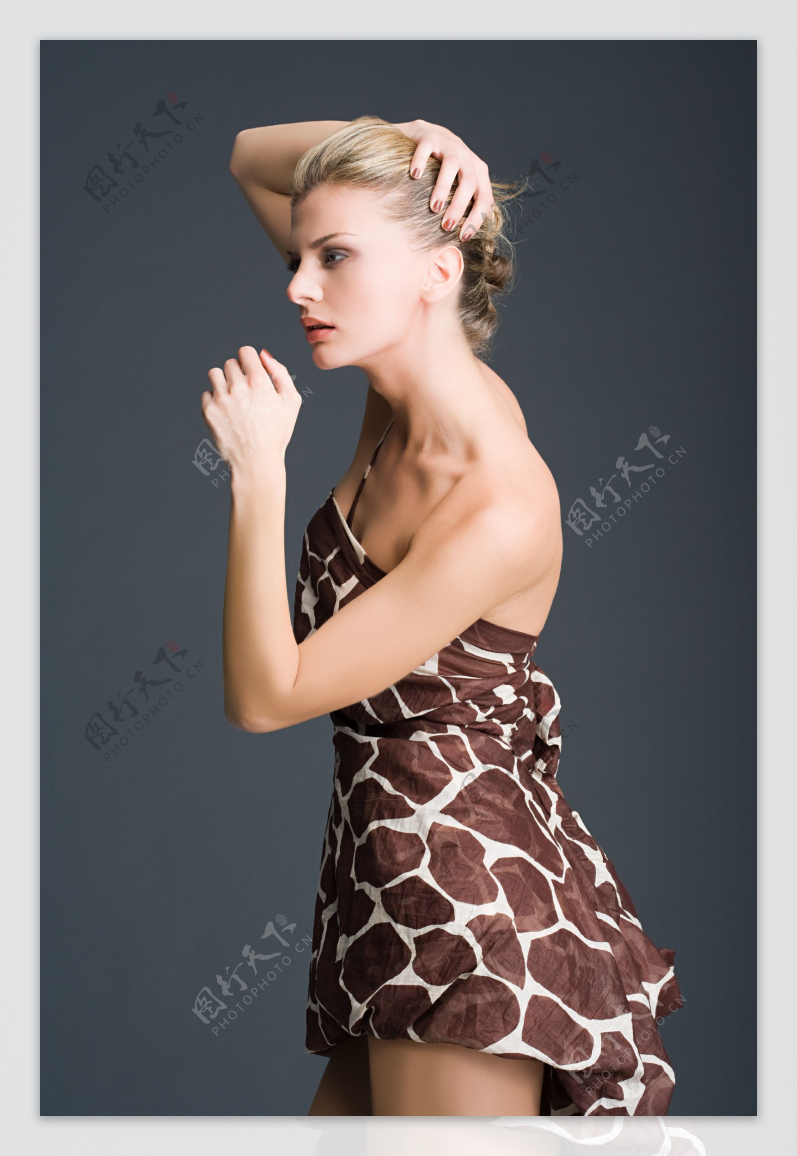 身穿长颈鹿斑纹裙子的美女图片