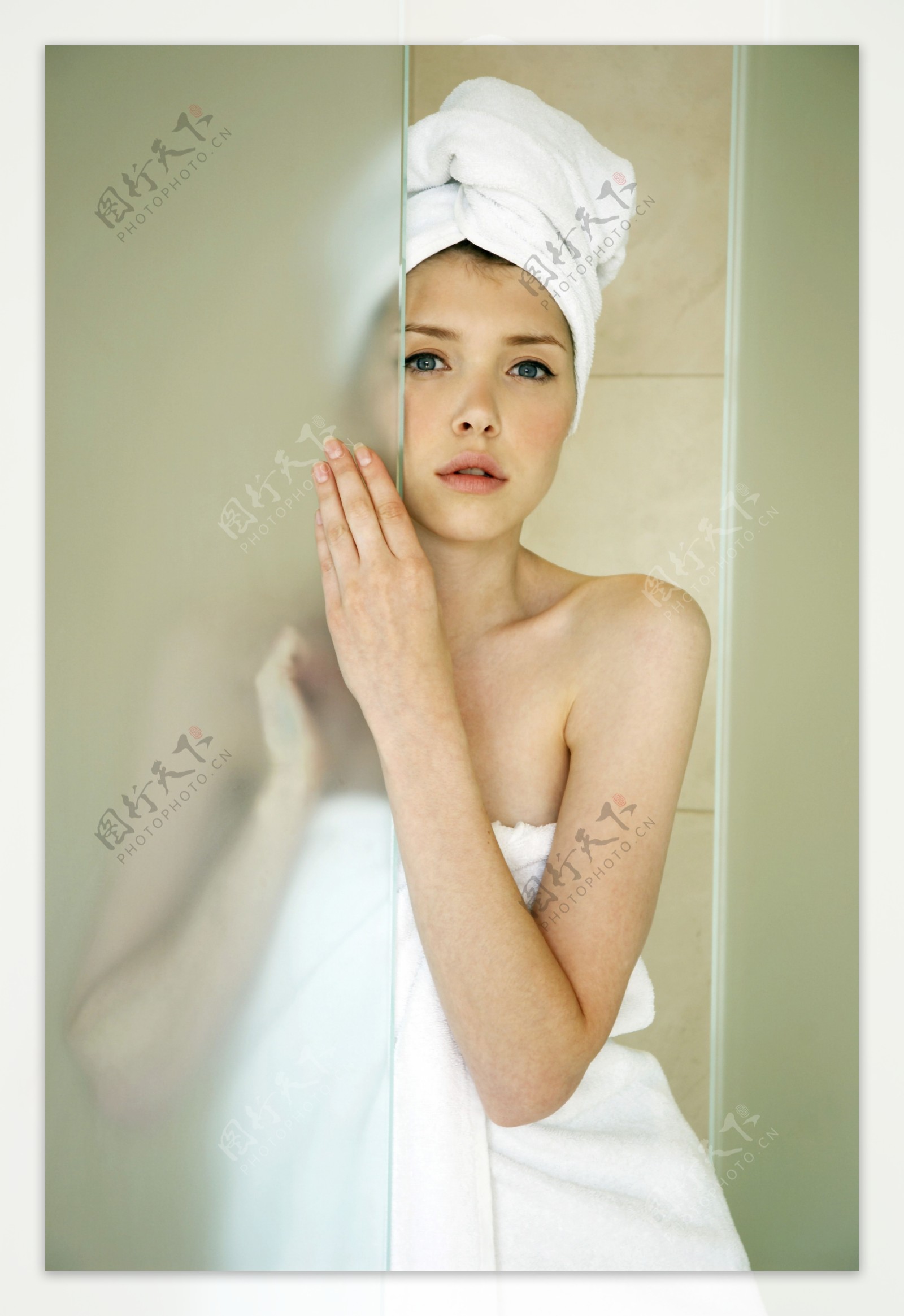 围浴巾的性感美女图片