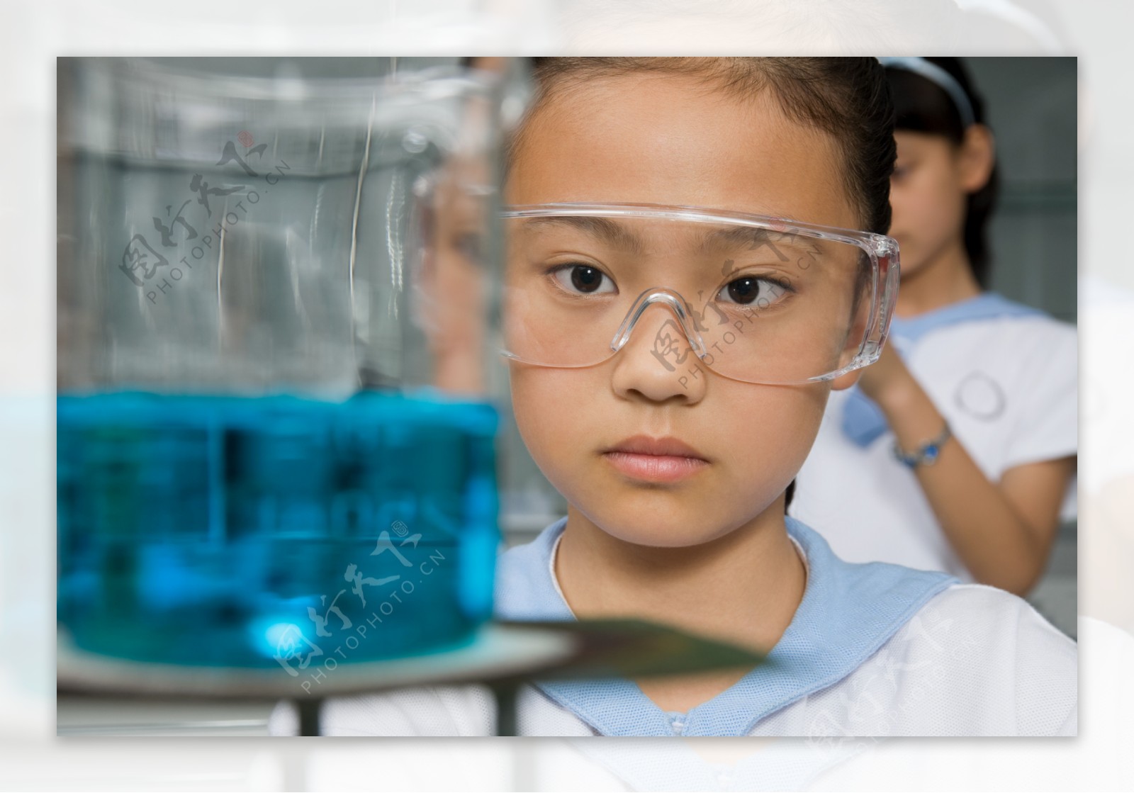 化学课戴防护镜的女孩图片