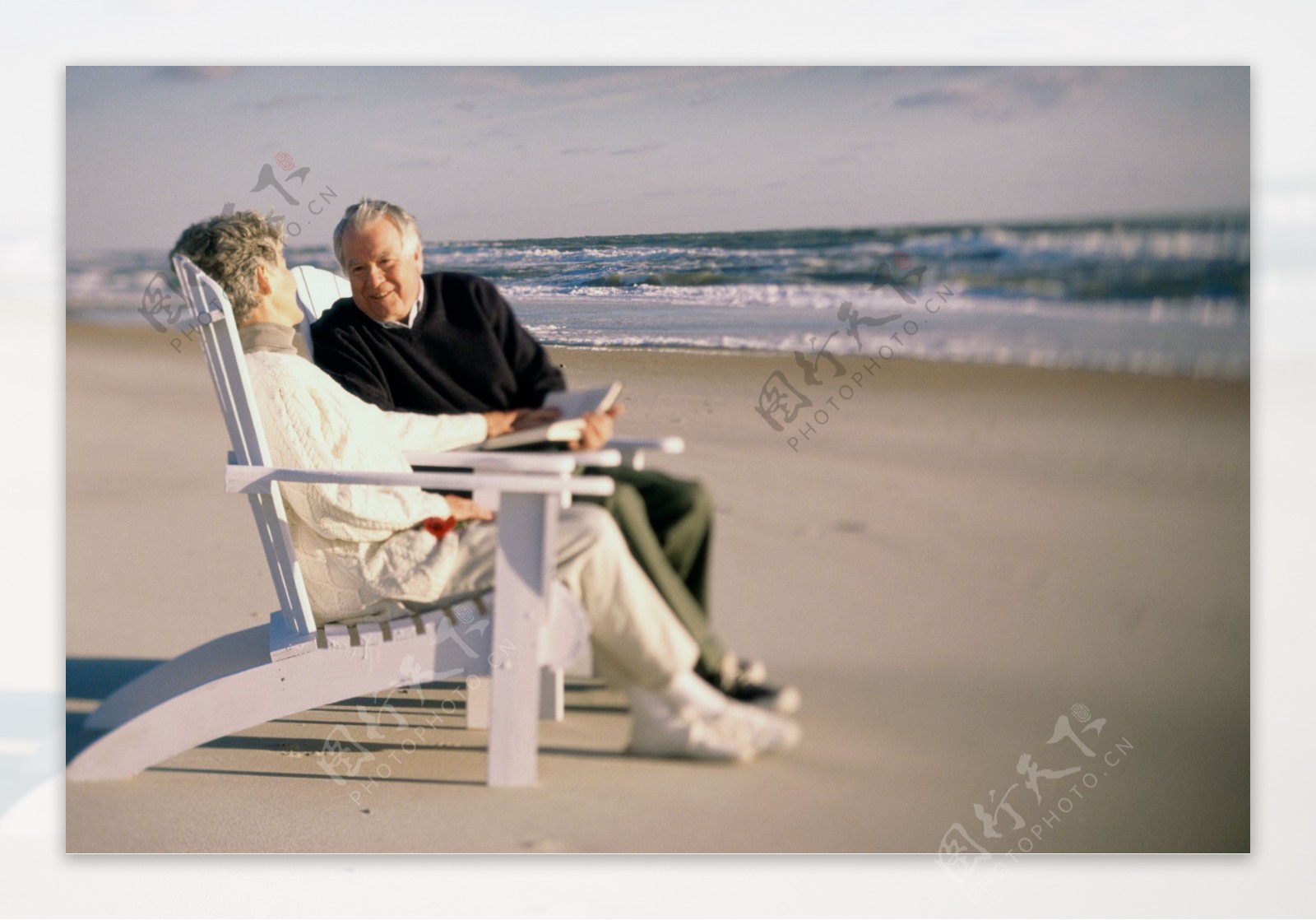 沙滩聊天的夫妻图片