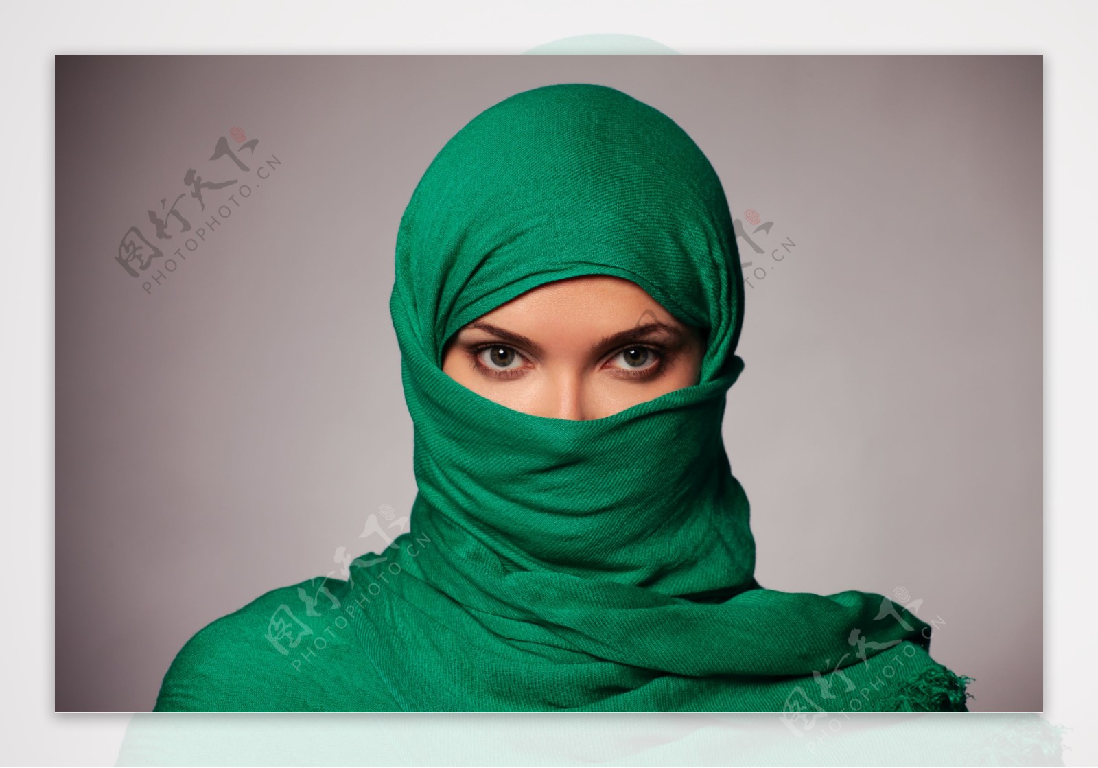 围着绿头巾的女性图片