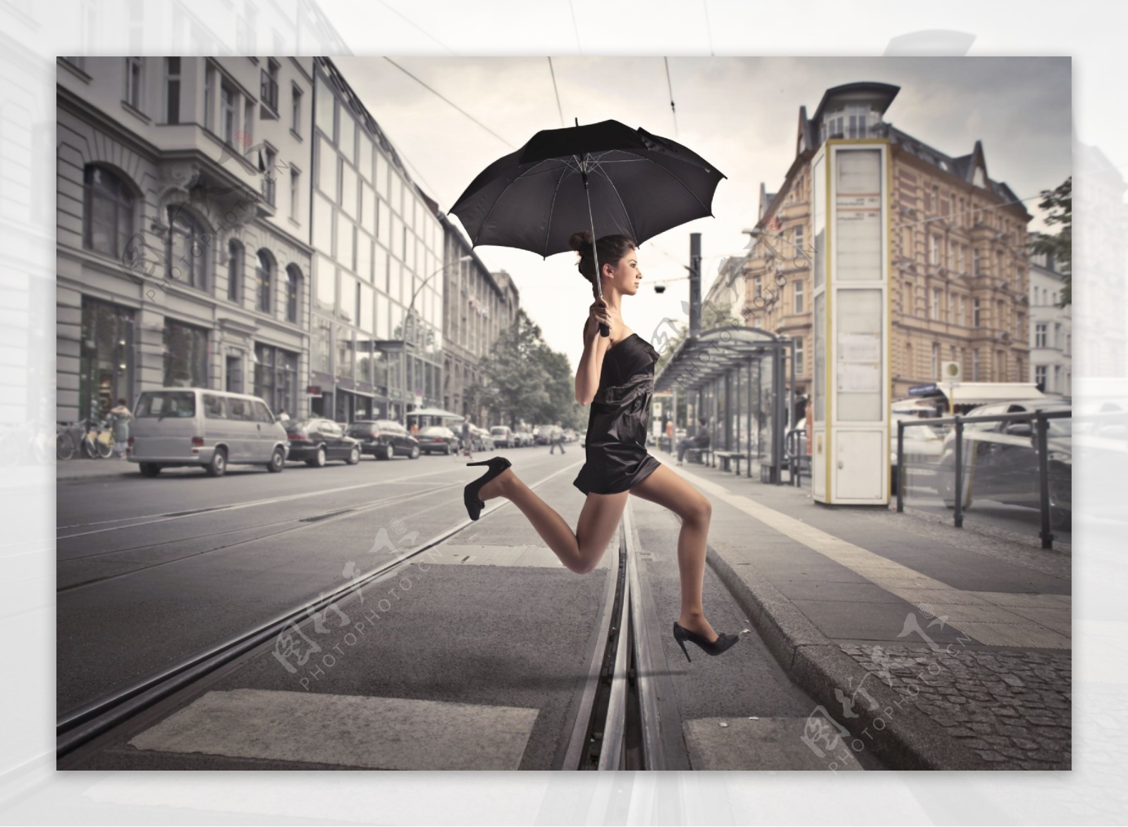 撑着伞过公路的美女图片
