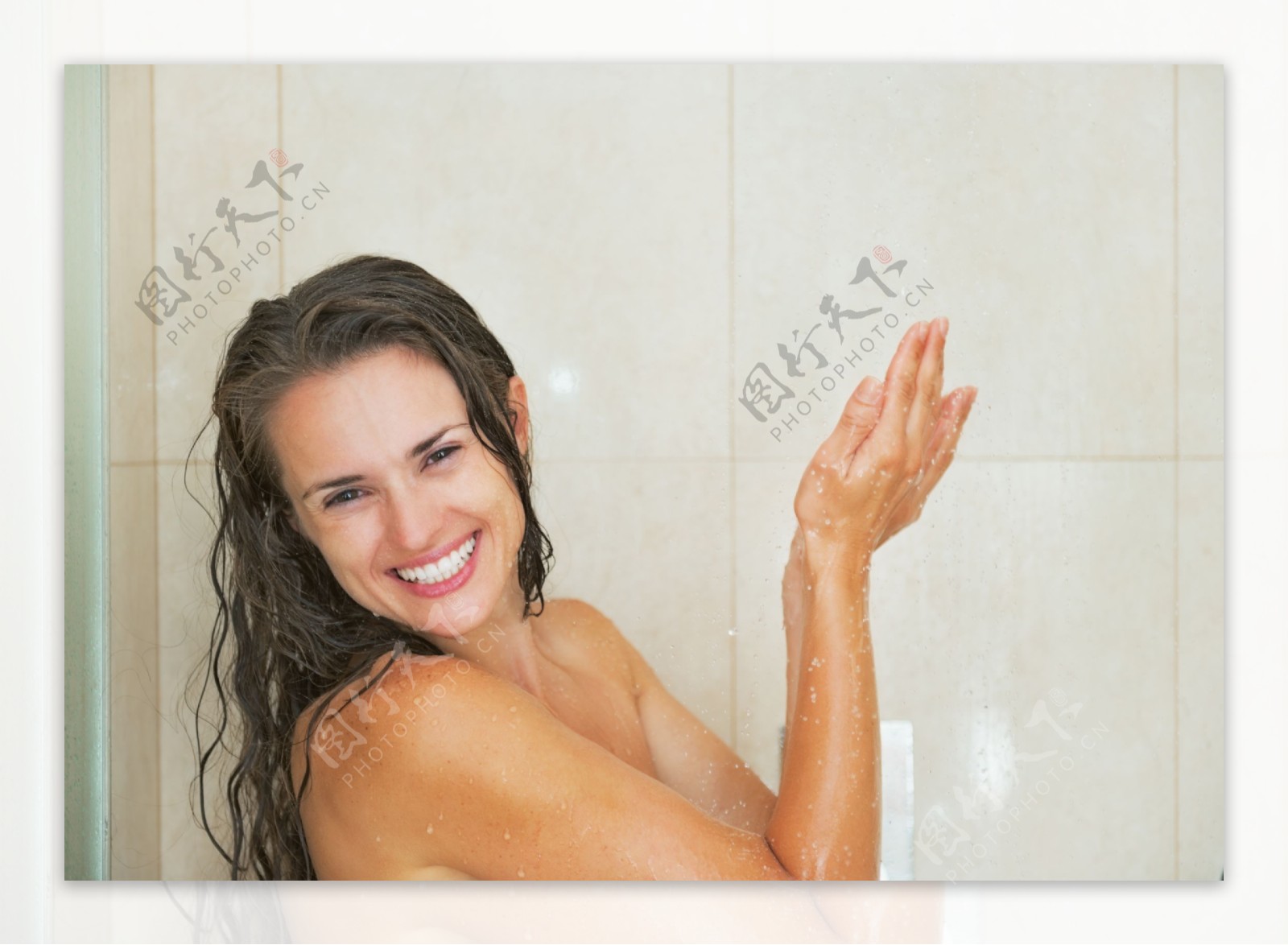 正在洗澡的女人图片