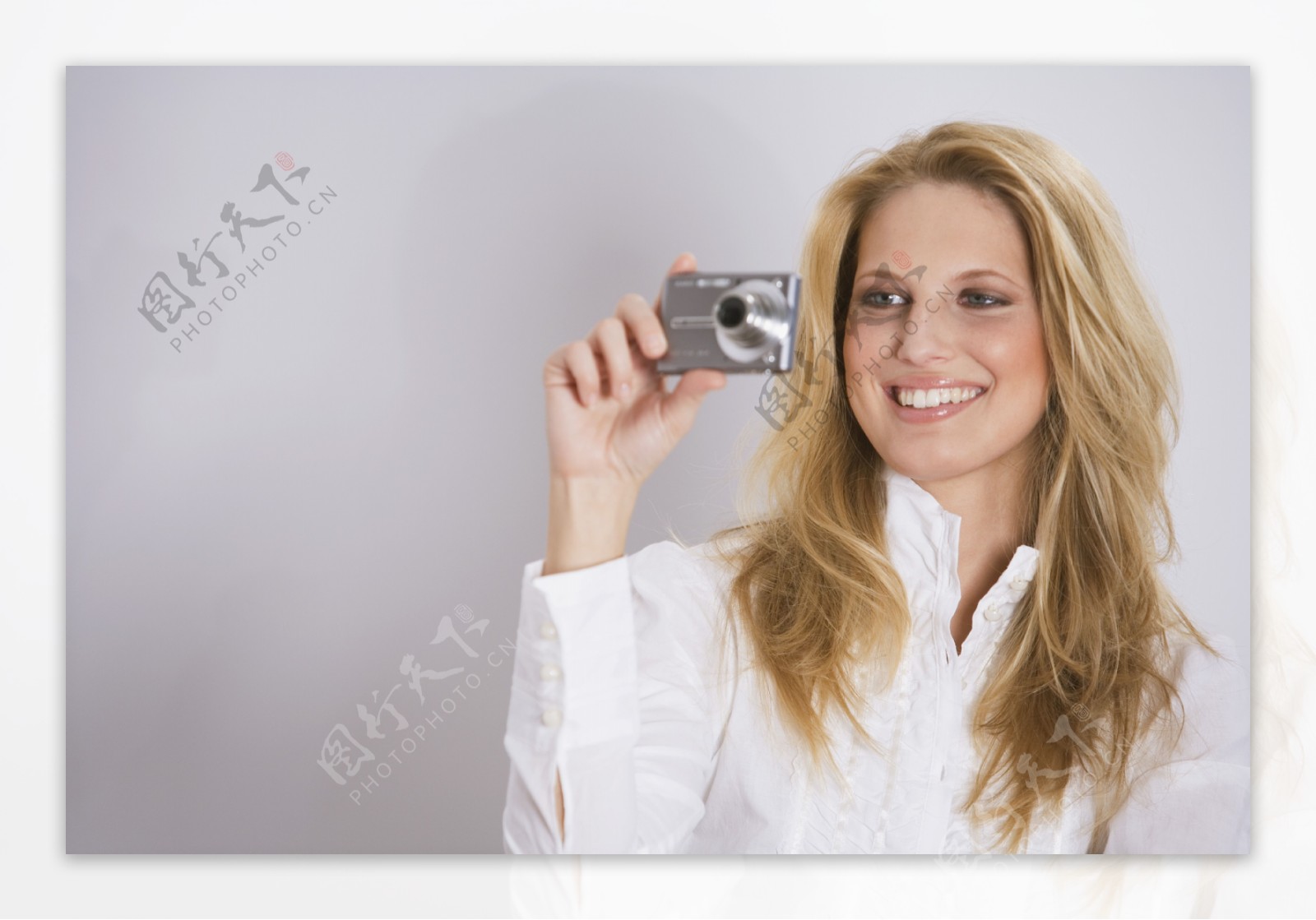 摄影唯美手拿相机拍照的女子背景图片下载 - 觅知网