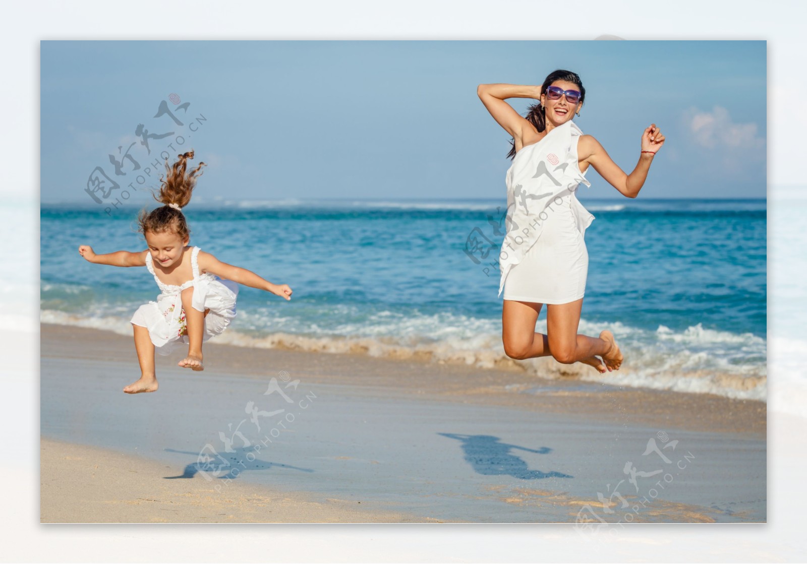 海边跳跃的女孩和女人图片