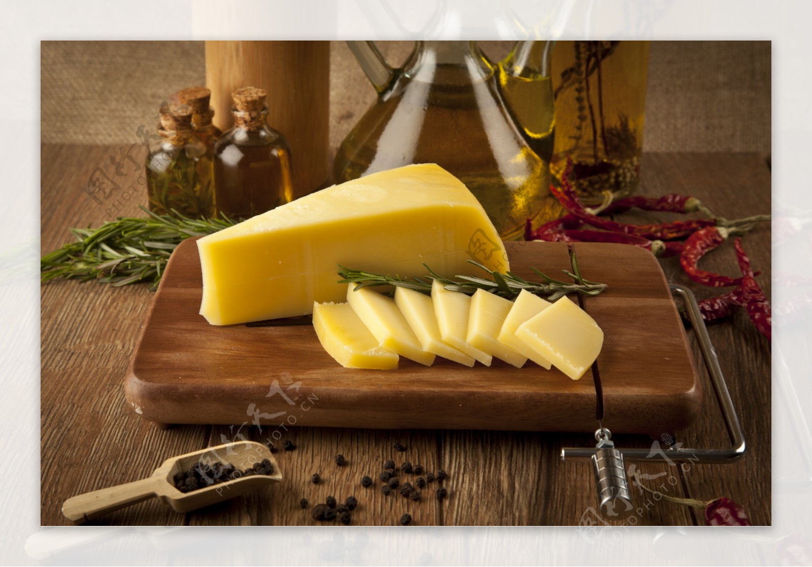 砧板上的奶酪图片