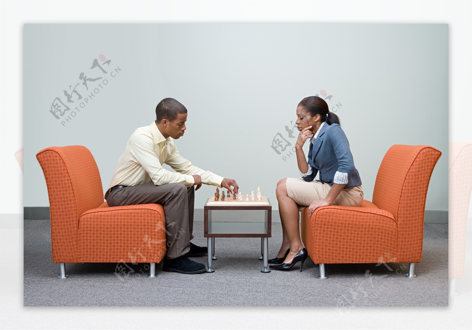 下象棋的商业人士图片