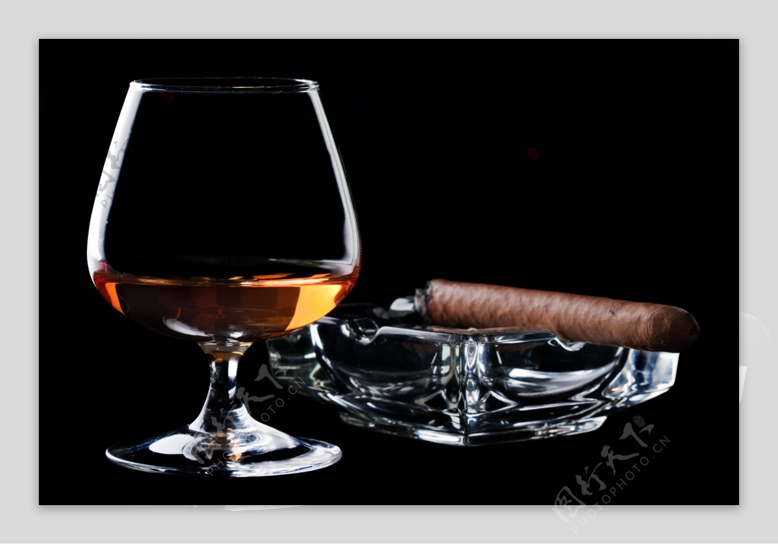 威士忌酒与雪茄特写图片