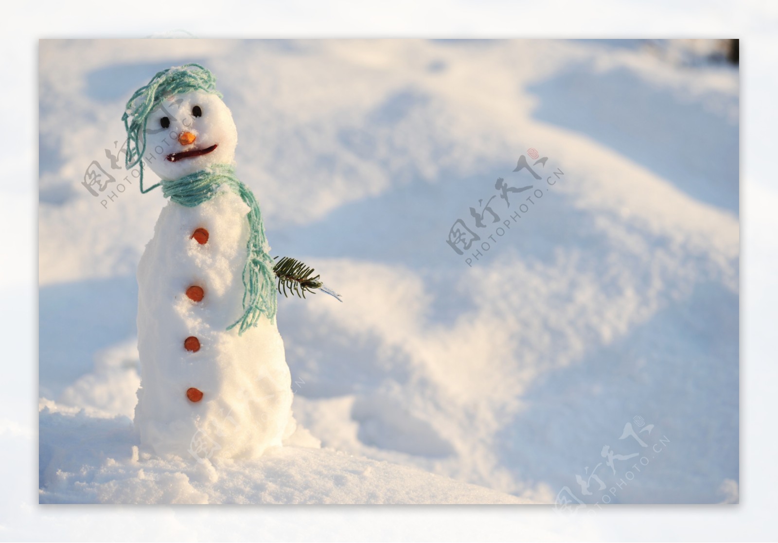 雪地上的简洁雪人图片