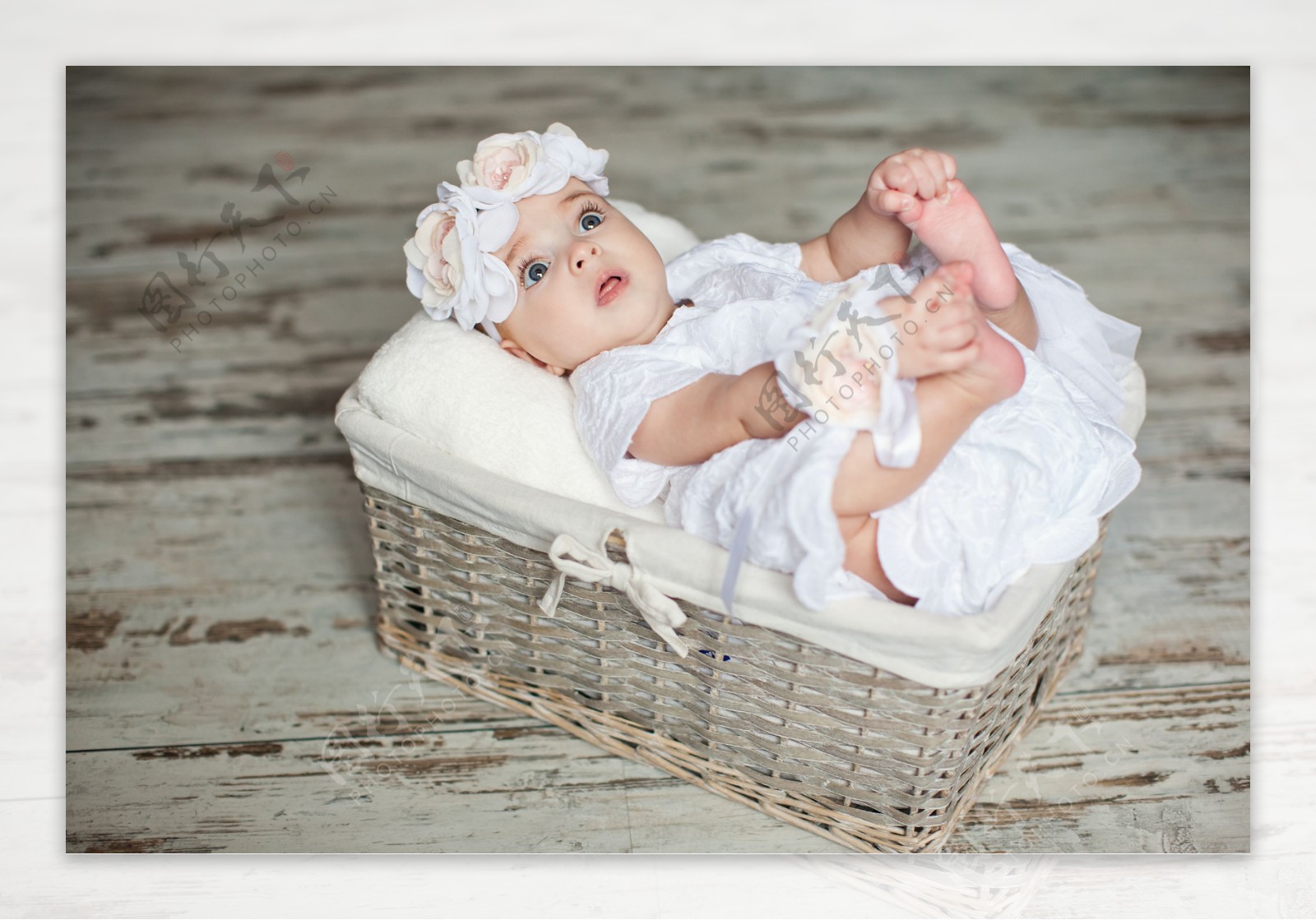 摇篮里的可爱婴儿图片