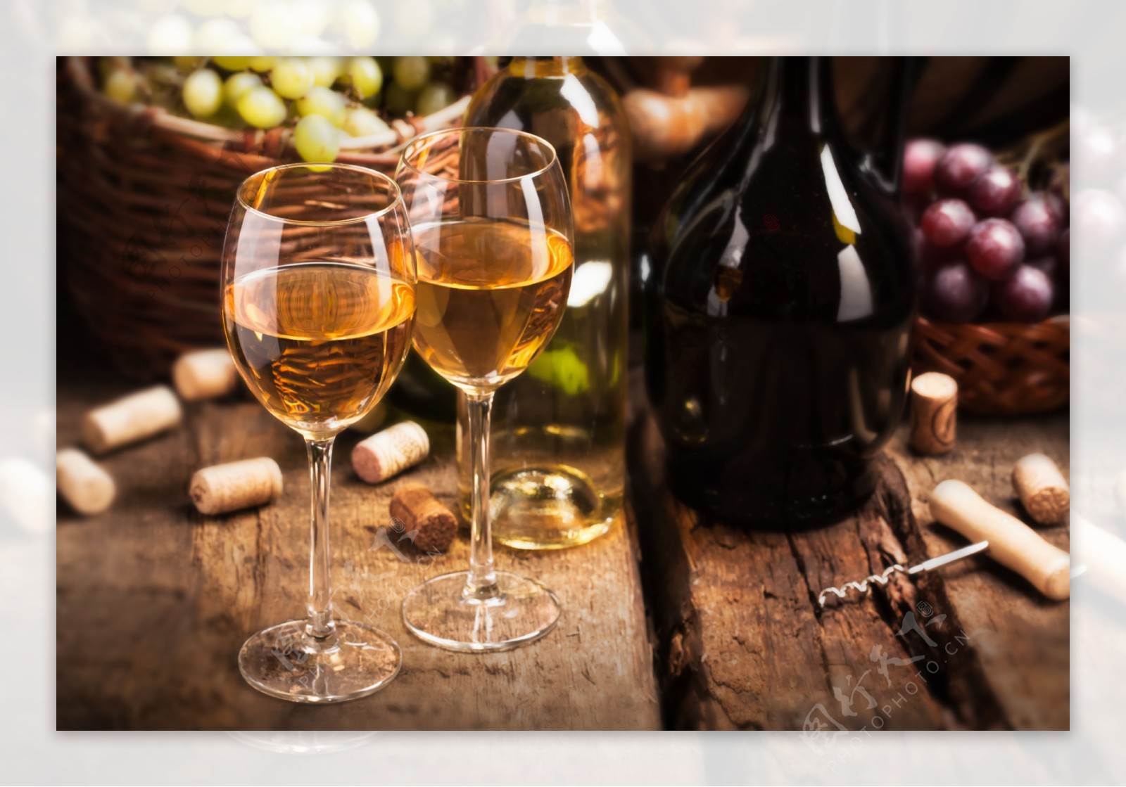 木板上的葡萄酒图片