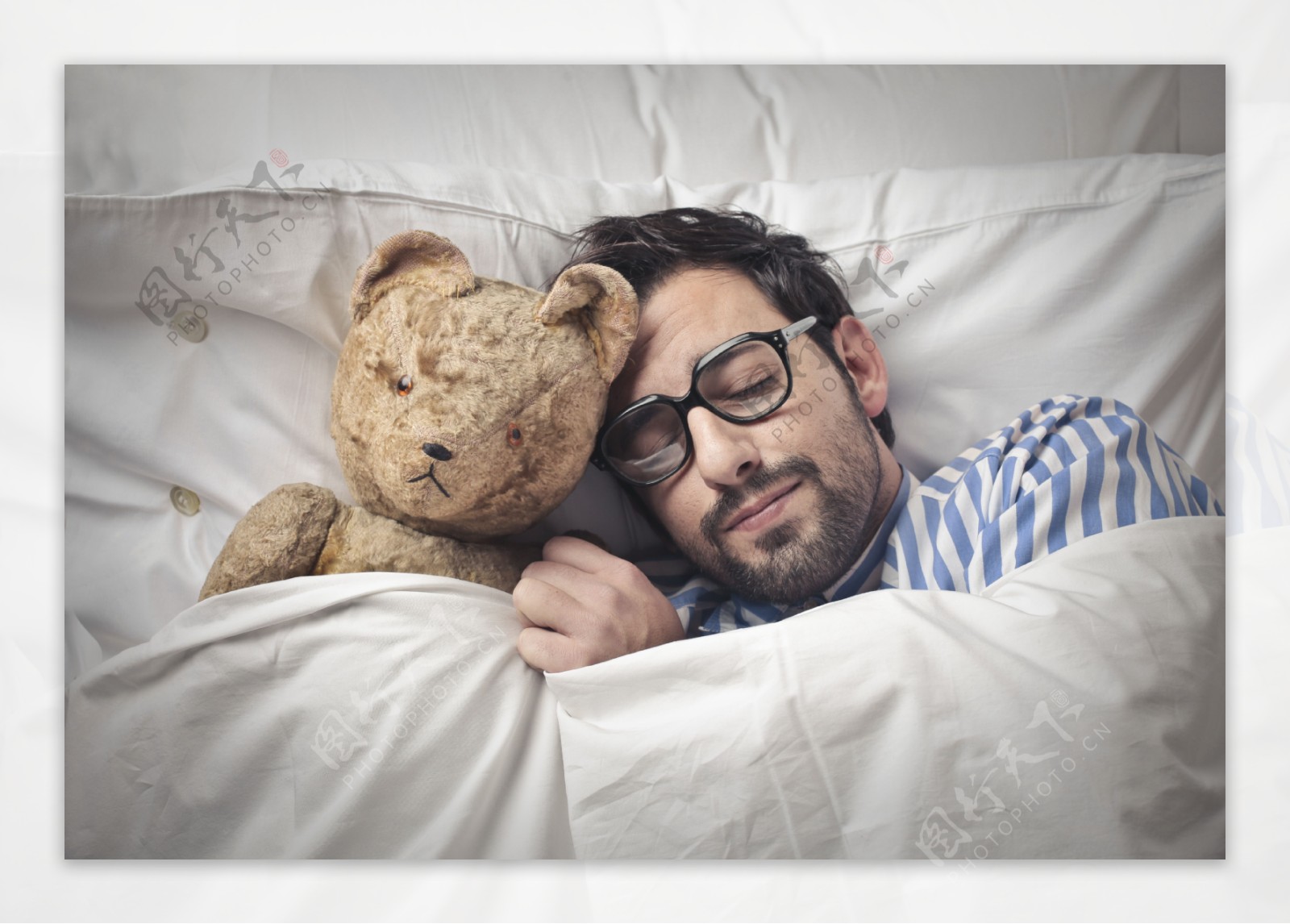 和小熊一起睡觉的男人图片