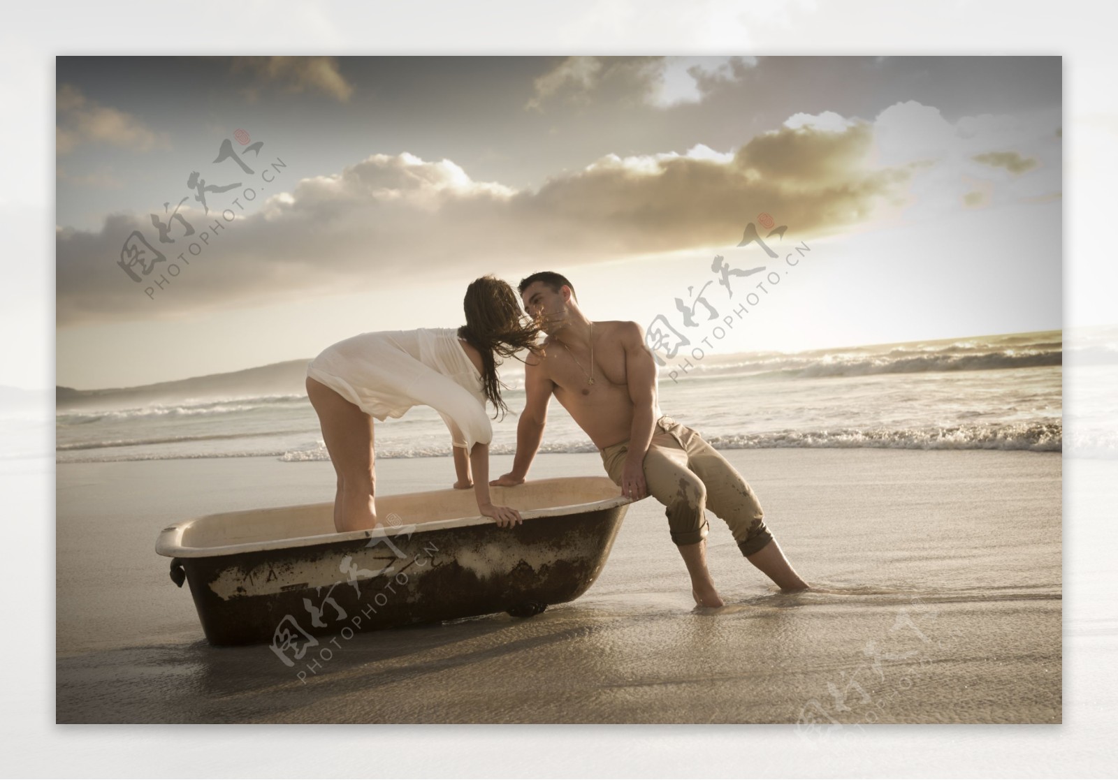 沙滩亲吻的夫妻图片