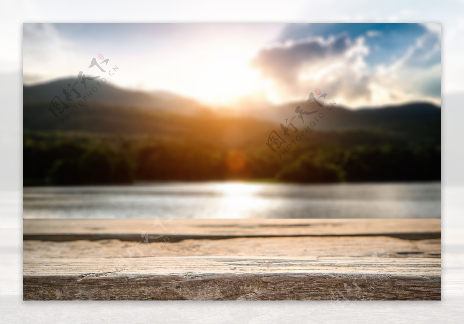 湖泊与木板背景图片