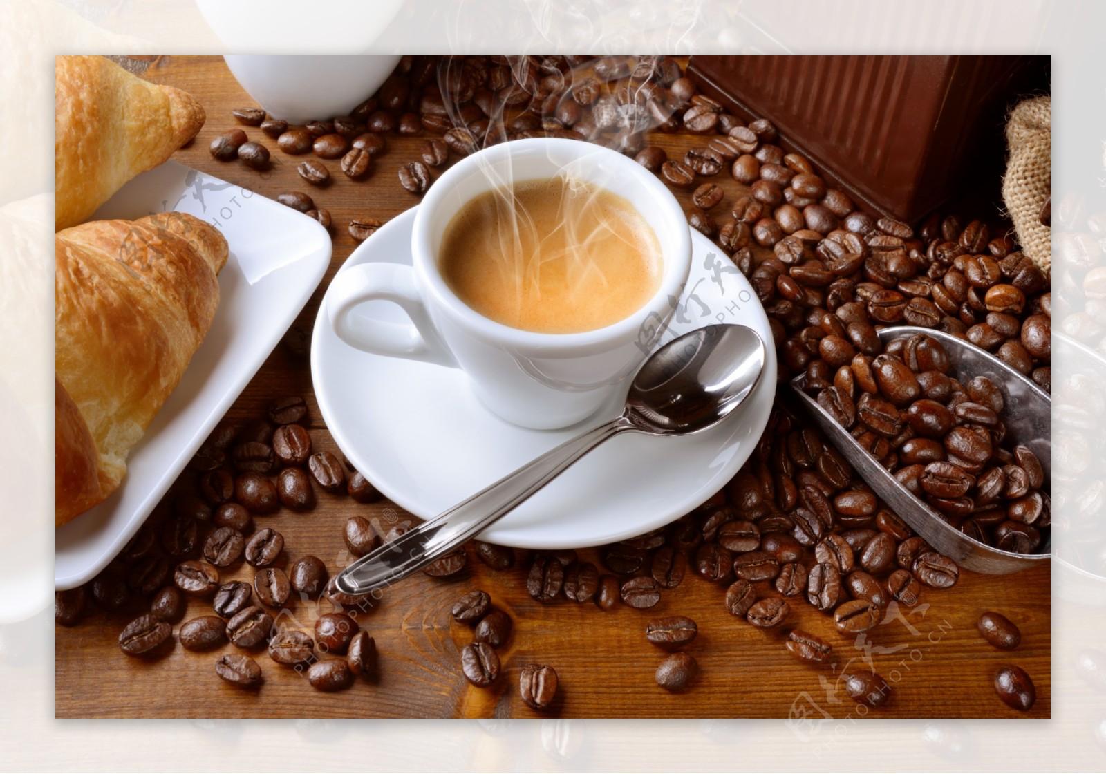 面包咖啡豆与咖啡图片
