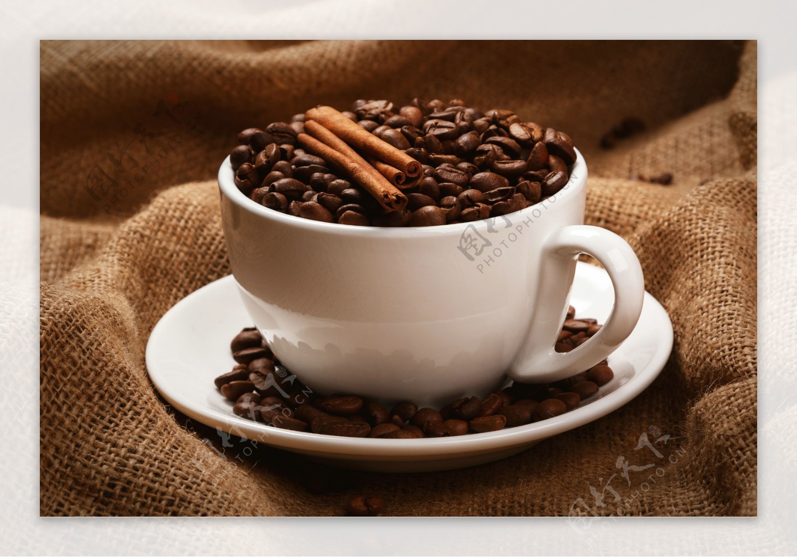 咖啡杯里的香料与咖啡豆图片