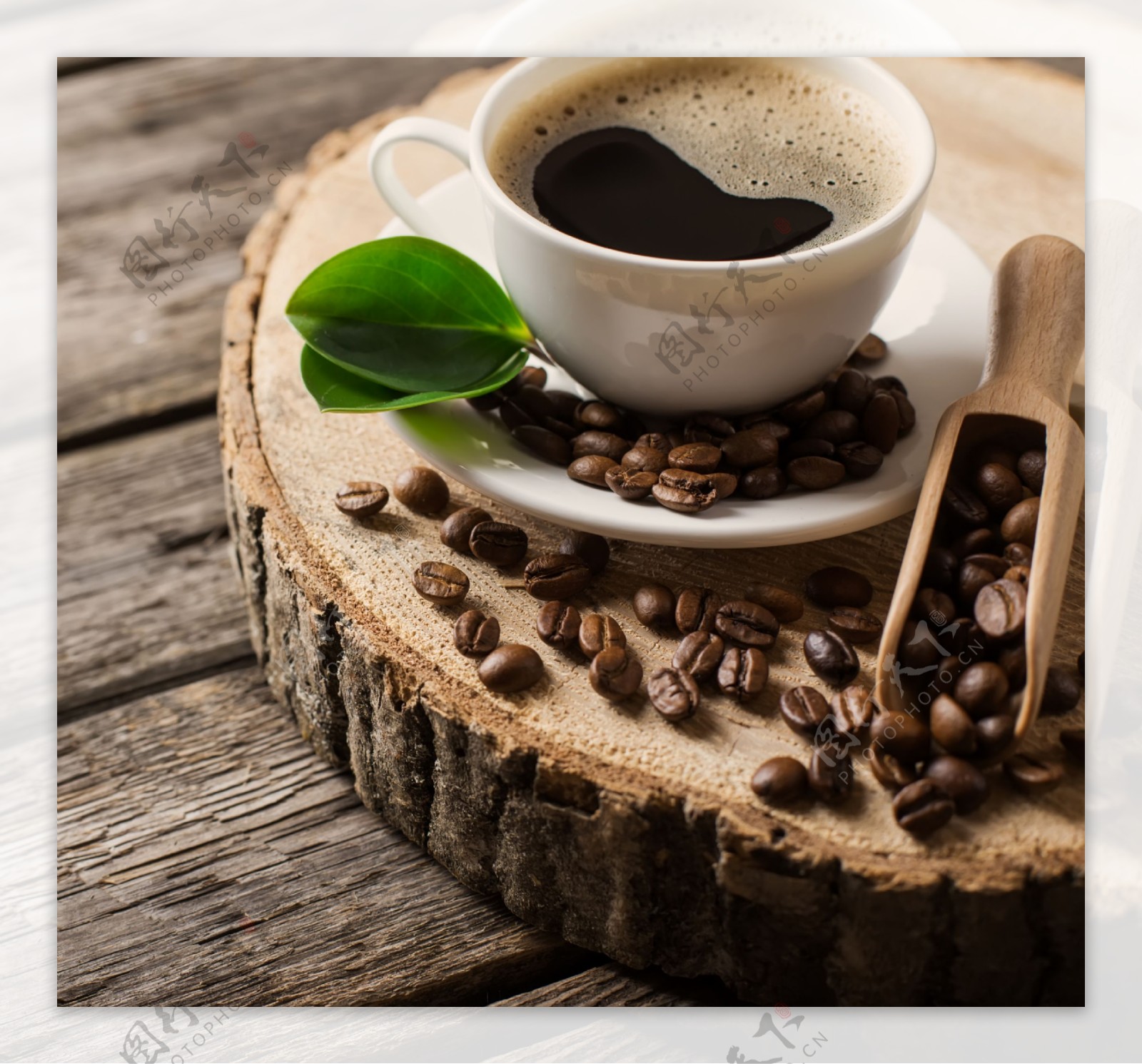 木头上的咖啡与咖啡豆图片